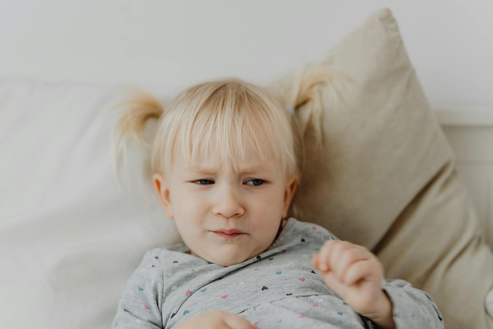 Une petite fille avec une expression faciale malheureuse | Source : Pexels