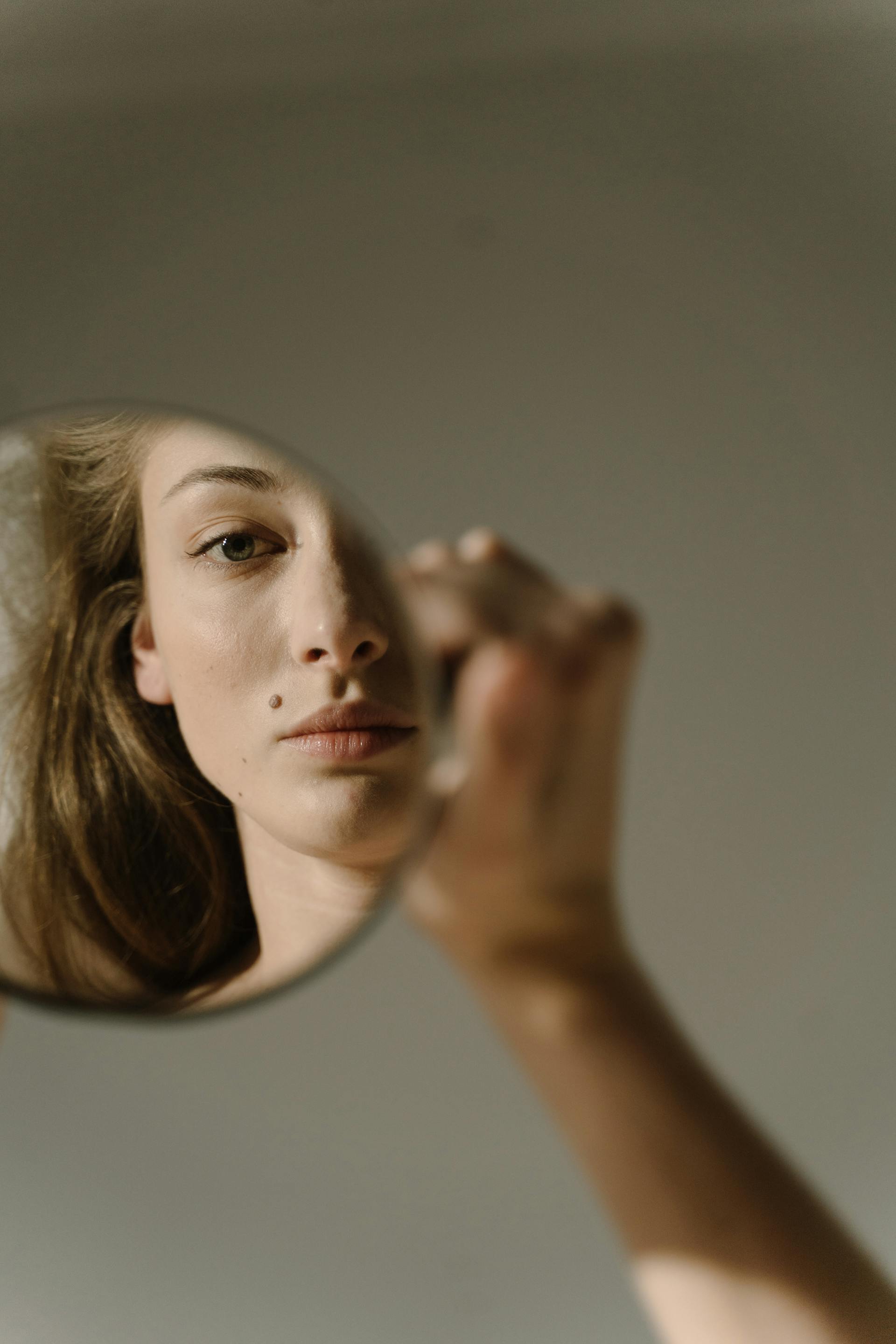 Une femme se regardant dans un miroir | Source : Pexels