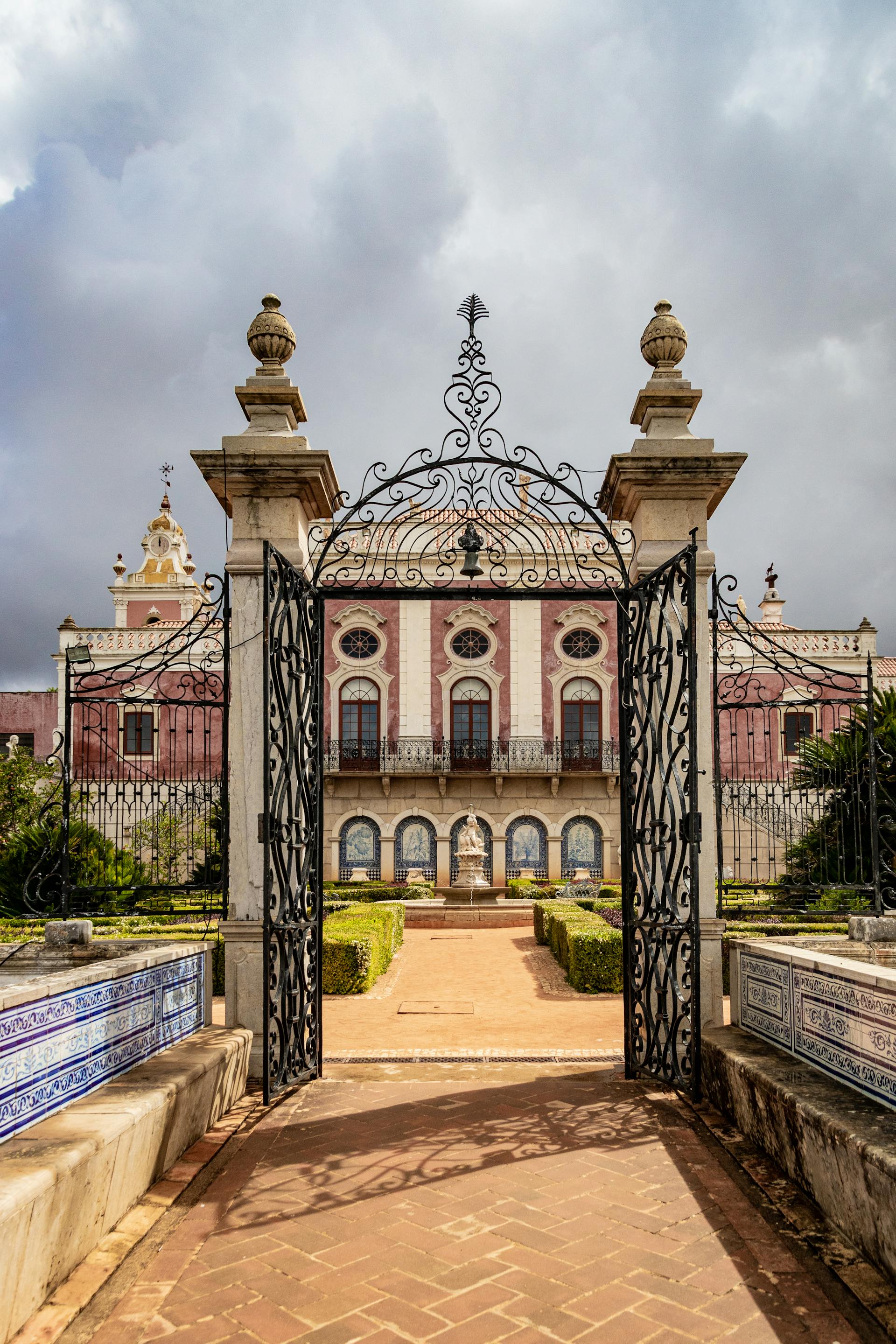 Les portes ouvertes d'un domaine | Source : Pexels
