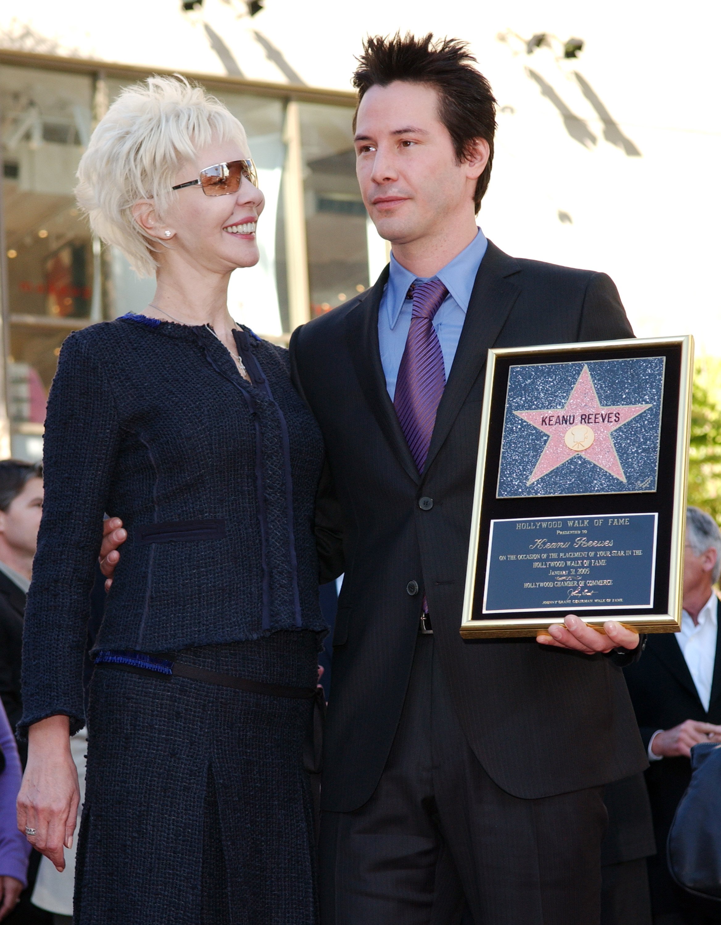Keanu Reeves pose avec sa mère, Patricia Taylor, lors de la cérémonie "Keanu Reeves Honored With a Star" sur le Hollywood Walk of Fame en Californie | Source : Getty Images