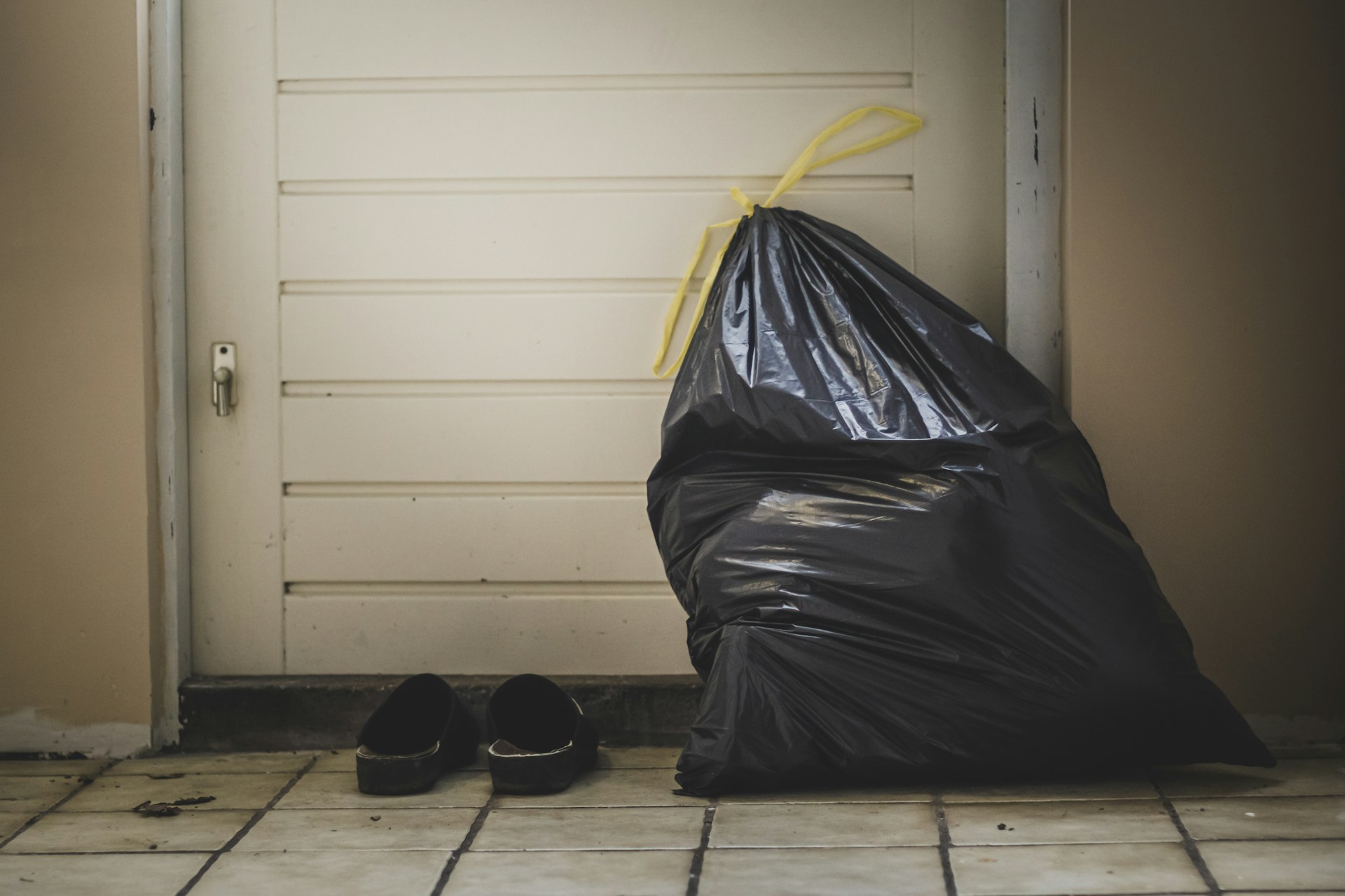 Un sac poubelle près de la porte | Source : Unsplash