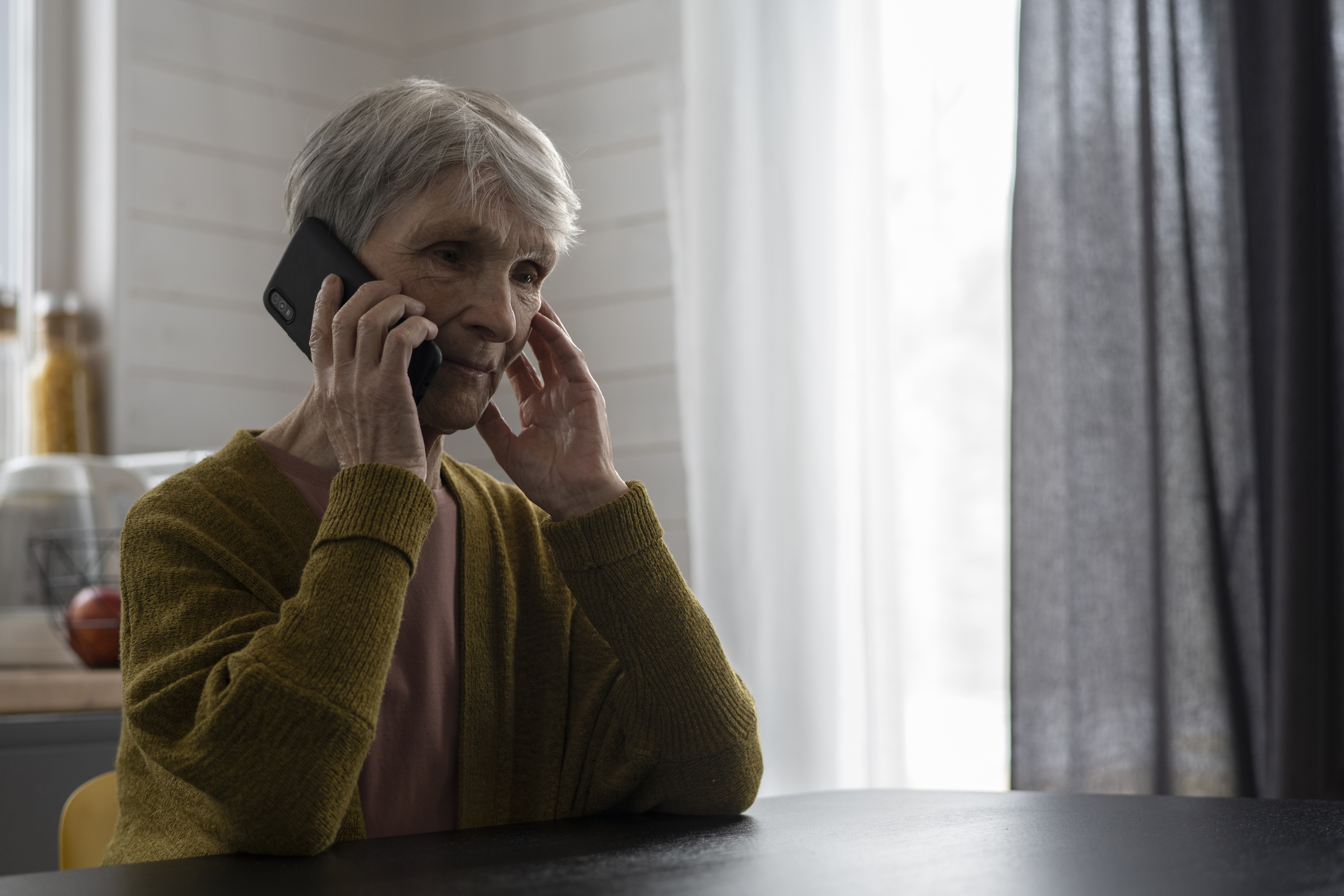 Une femme âgée inquiète alors qu'elle est au téléphone | Source : Freepik
