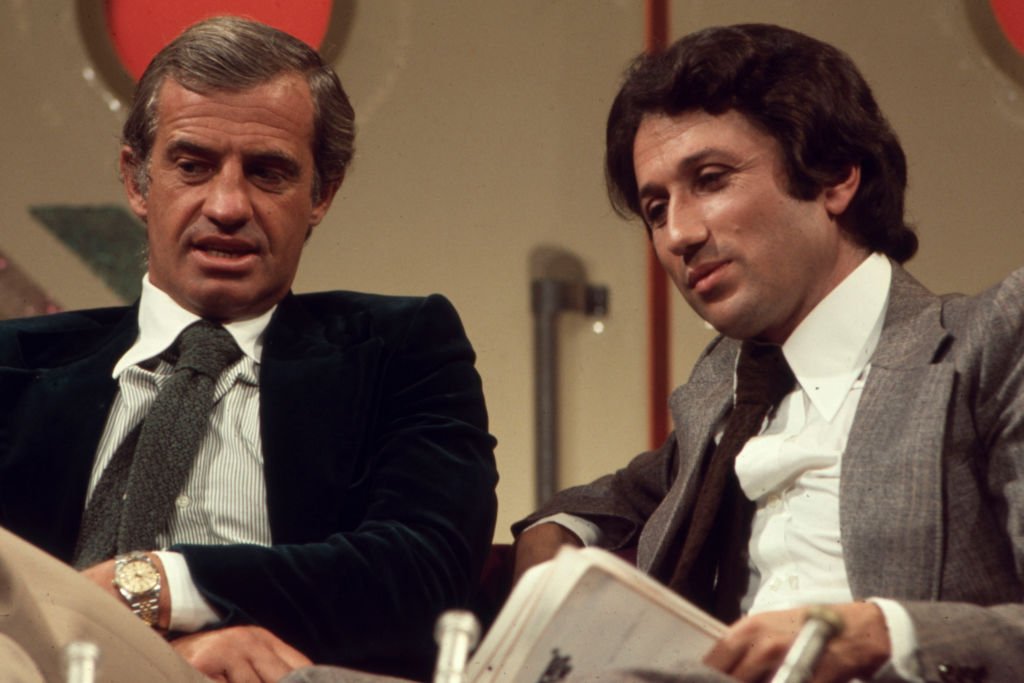 Jean-Paul Belmondo reçu par Michel Drucker dans une émission dans les années 70 à Paris, France. | Photo : Getty Images