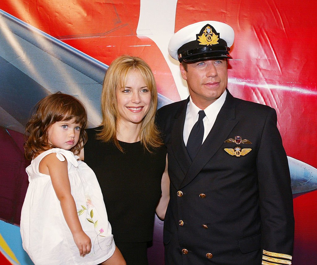 John Travolta avec sa femme Kelly Preston et sa fille Ella Bleu lors d'une conférence de presse pour annoncer le rôle d'ambassadeur de Travolta pour Qantas Airlines à LAX, Los Angeles, Californie le 24 juin 2002 | Source : Getty Images