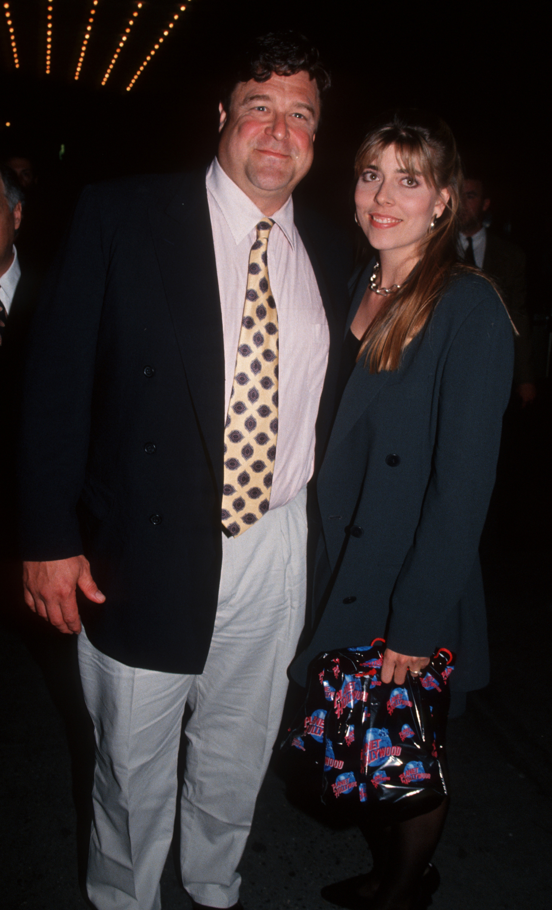 John Goodman et sa femme Anna Beth Hartzog assistent à la première de "La famille Pierrafeu" le 23 mai 1994, au Ziegfeld Theater à New York City, New York. | Source : Getty Images