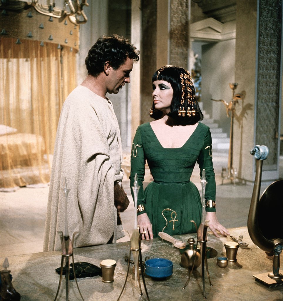 Richard Burton dans le rôle de Marc-Antoine avec Liz Taylor dans le rôle de Cléopâtre pendant le tournage de "Cléopâtre" en 1963. | Source : Getty Images