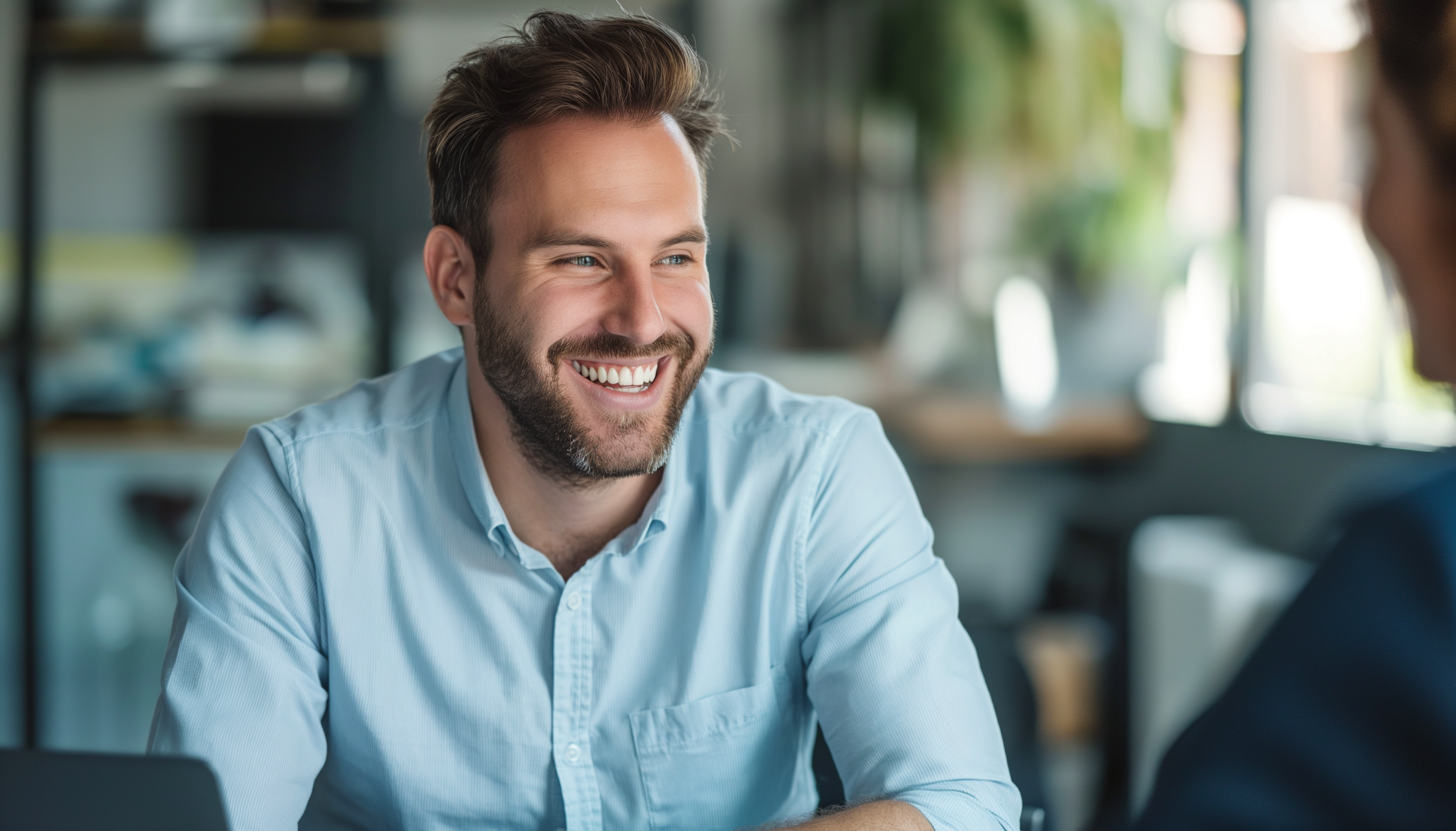 Un homme souriant lors d'une interview | Source : Midjourney