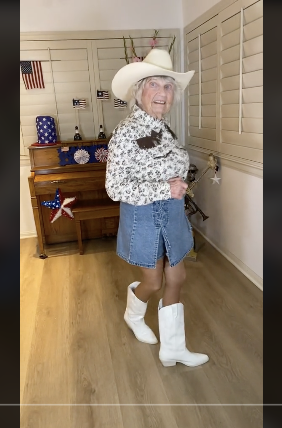 Betsy Lou en tenue de cow-boy, dans une vidéo qui date du 7 mai 2023 | Source : tiktok.com/@betsylou.piano