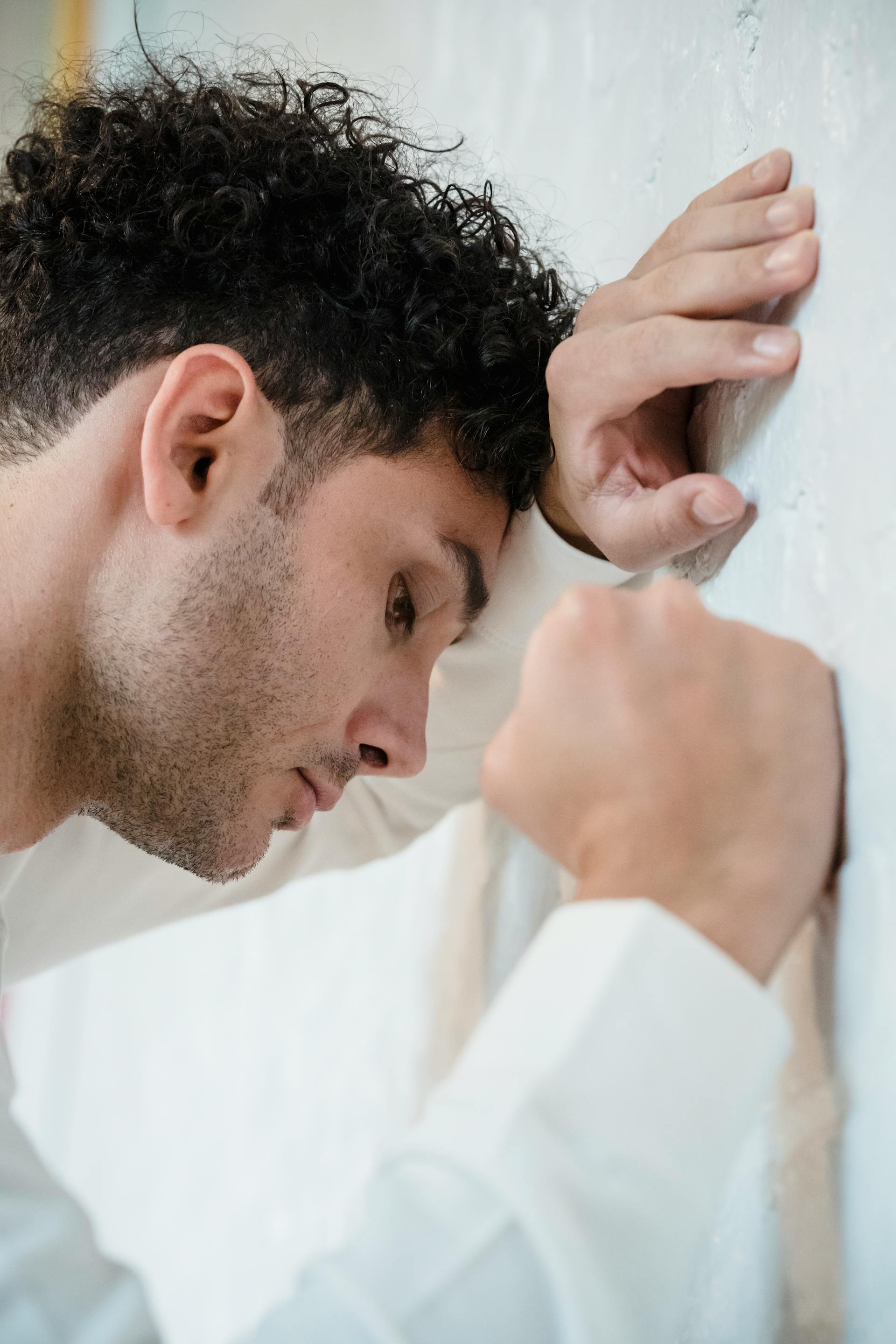 Un homme stressé face au mur | Source : Pexels