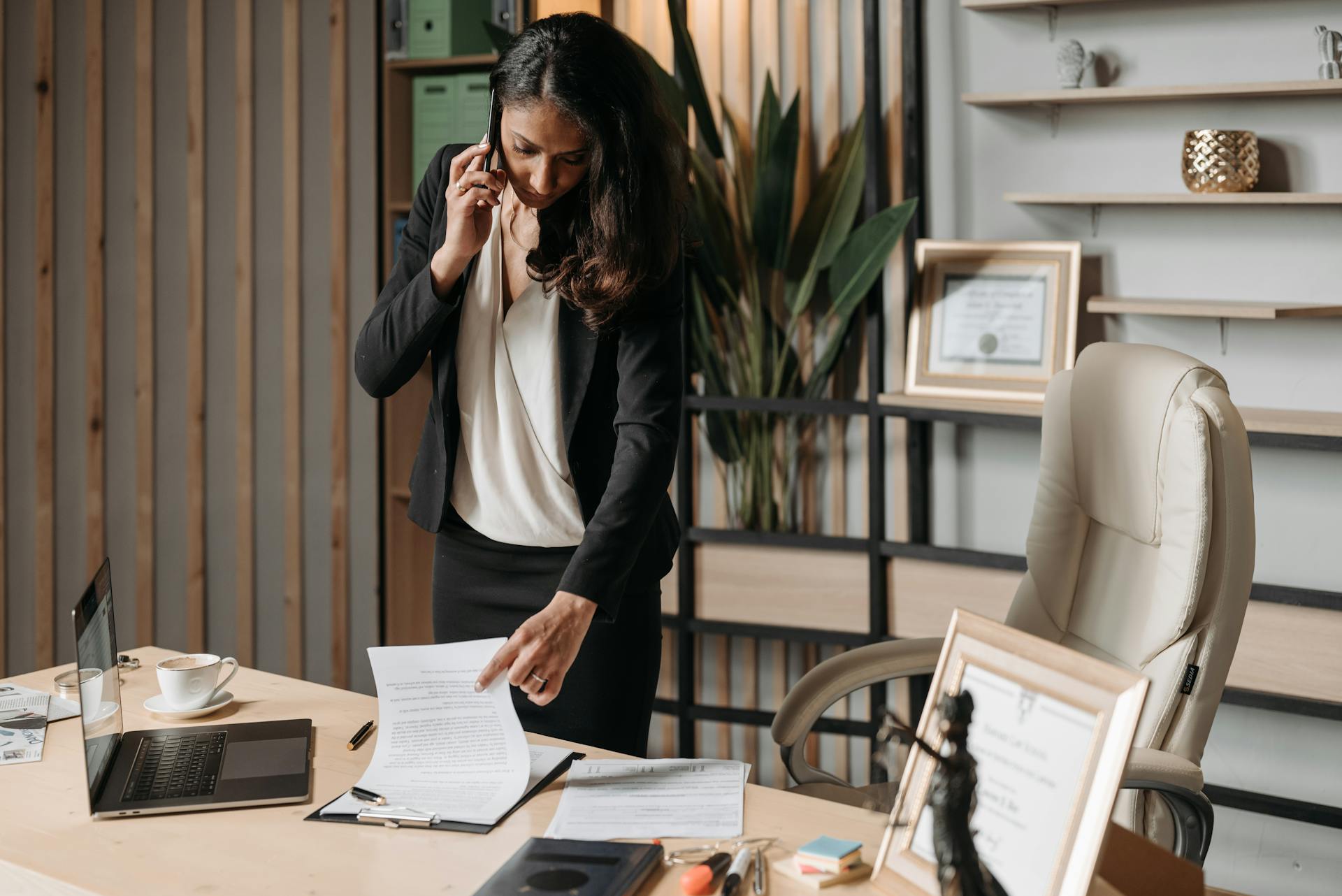 Une femme qui parle au téléphone | Source : Pexels