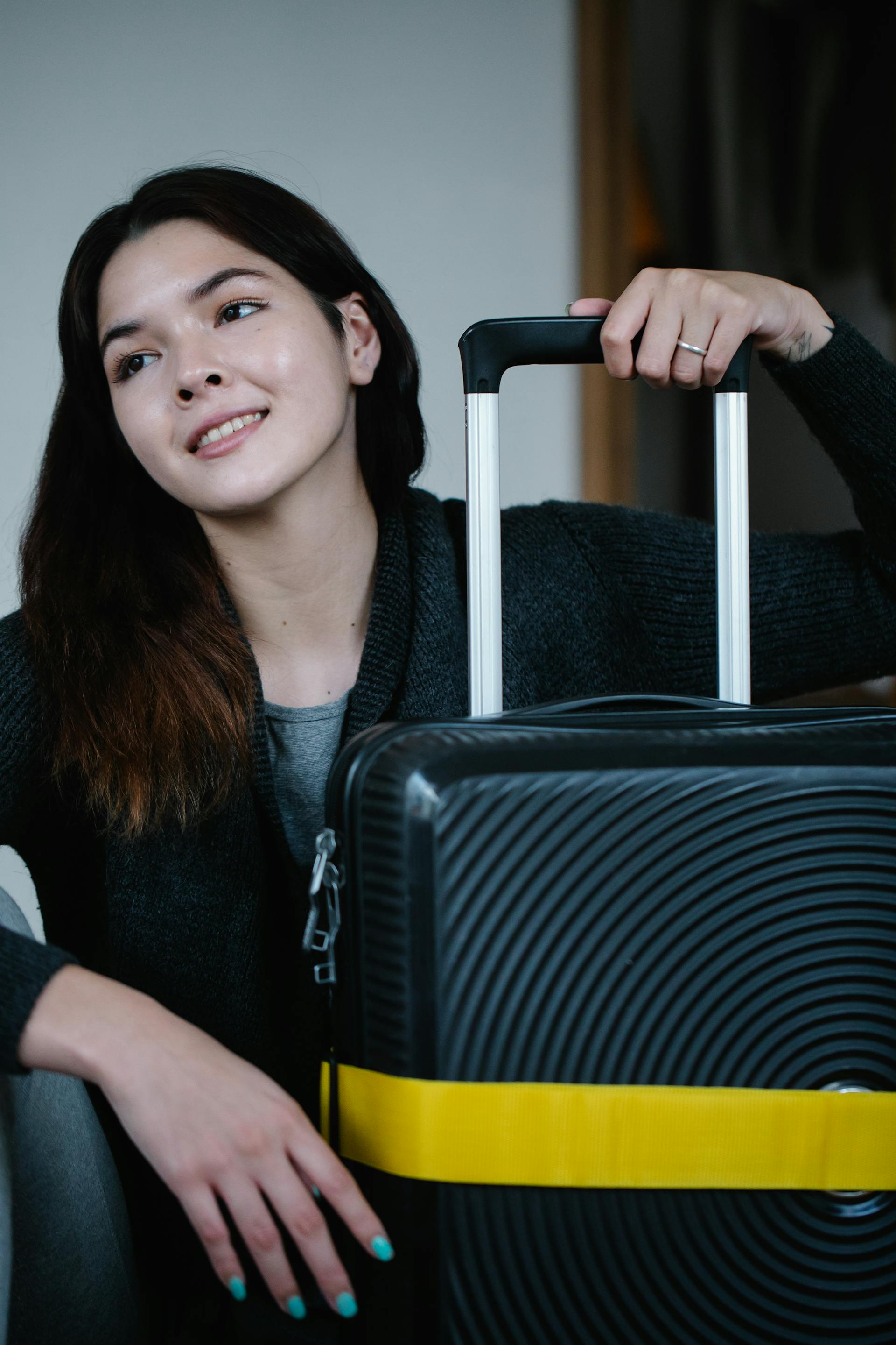 Une femme heureuse avec un bagage | Source : Pexels