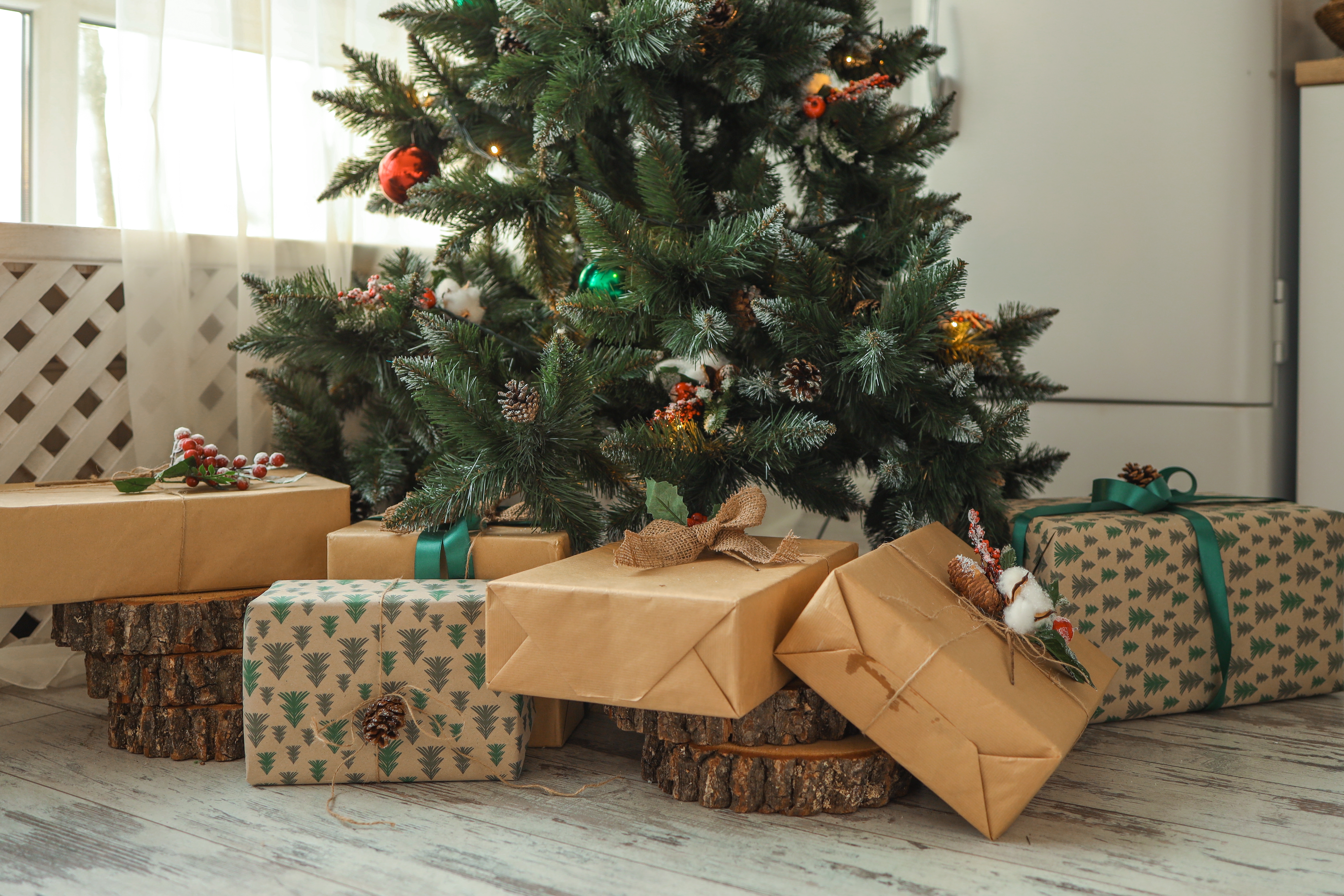 Un sapin de Noël avec des cadeaux dessous | Source : Shutterstock