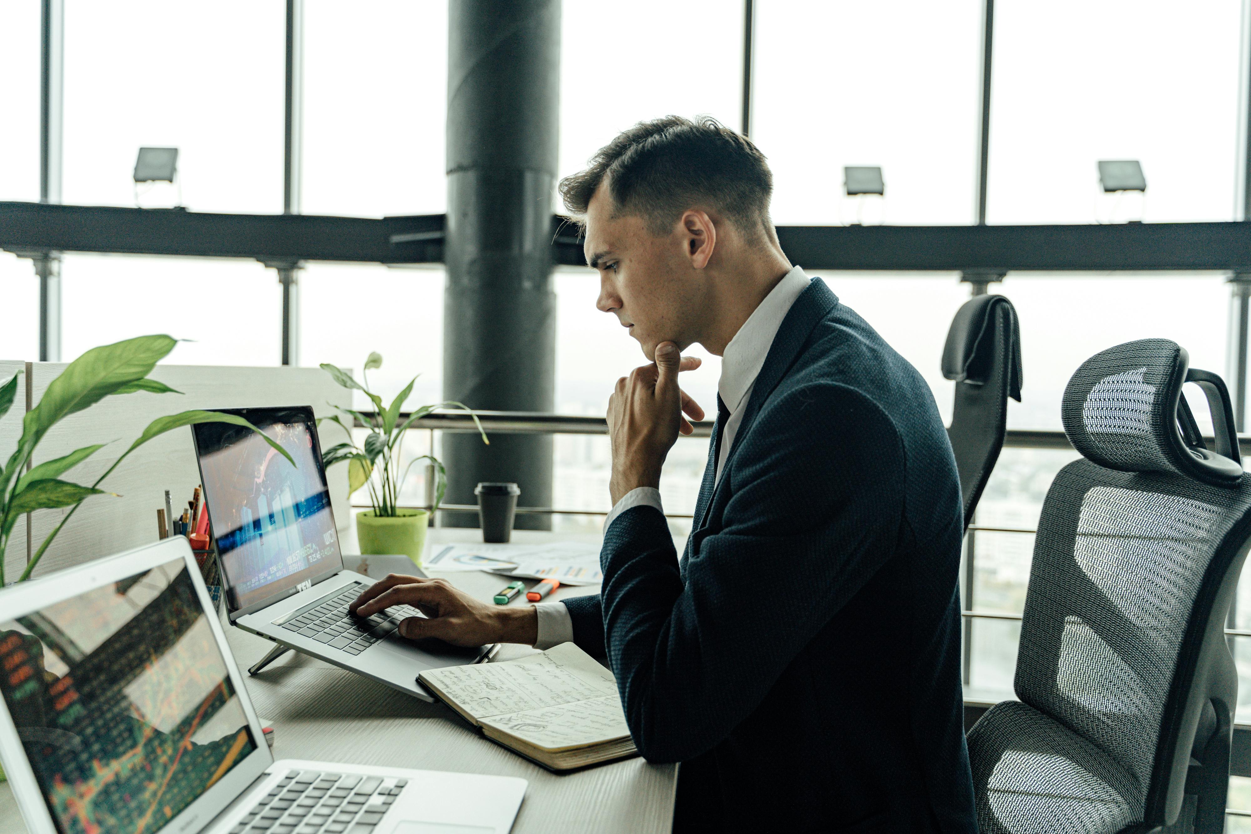 Un homme occupé à travailler | Source : Pexels