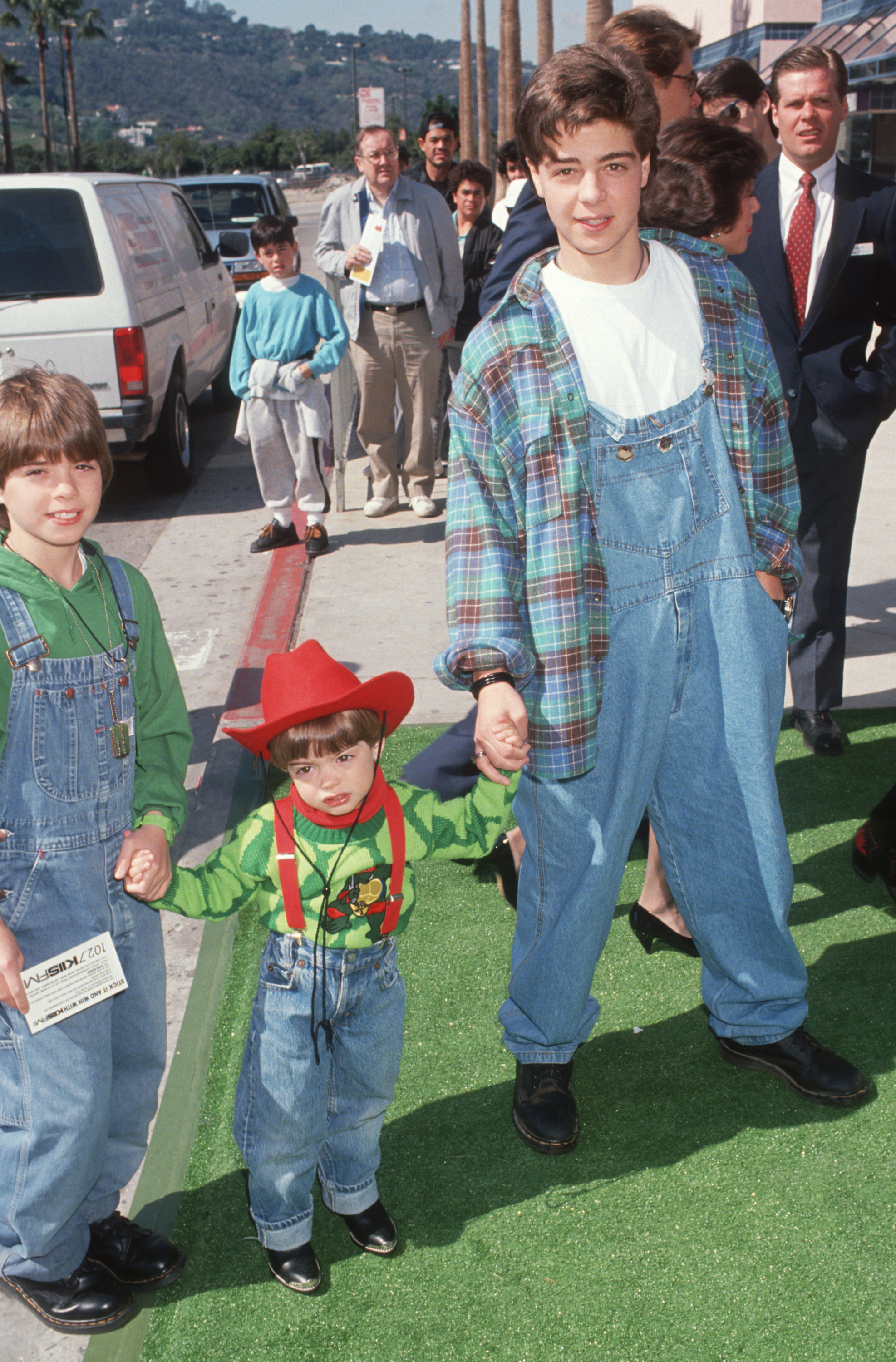 Matthew, Andrew et Joey Lawrence à la première de "Les Tortues Ninja 2 : Les héros sont de retour" à Los Angeles en 1991 | Source : Getty Images