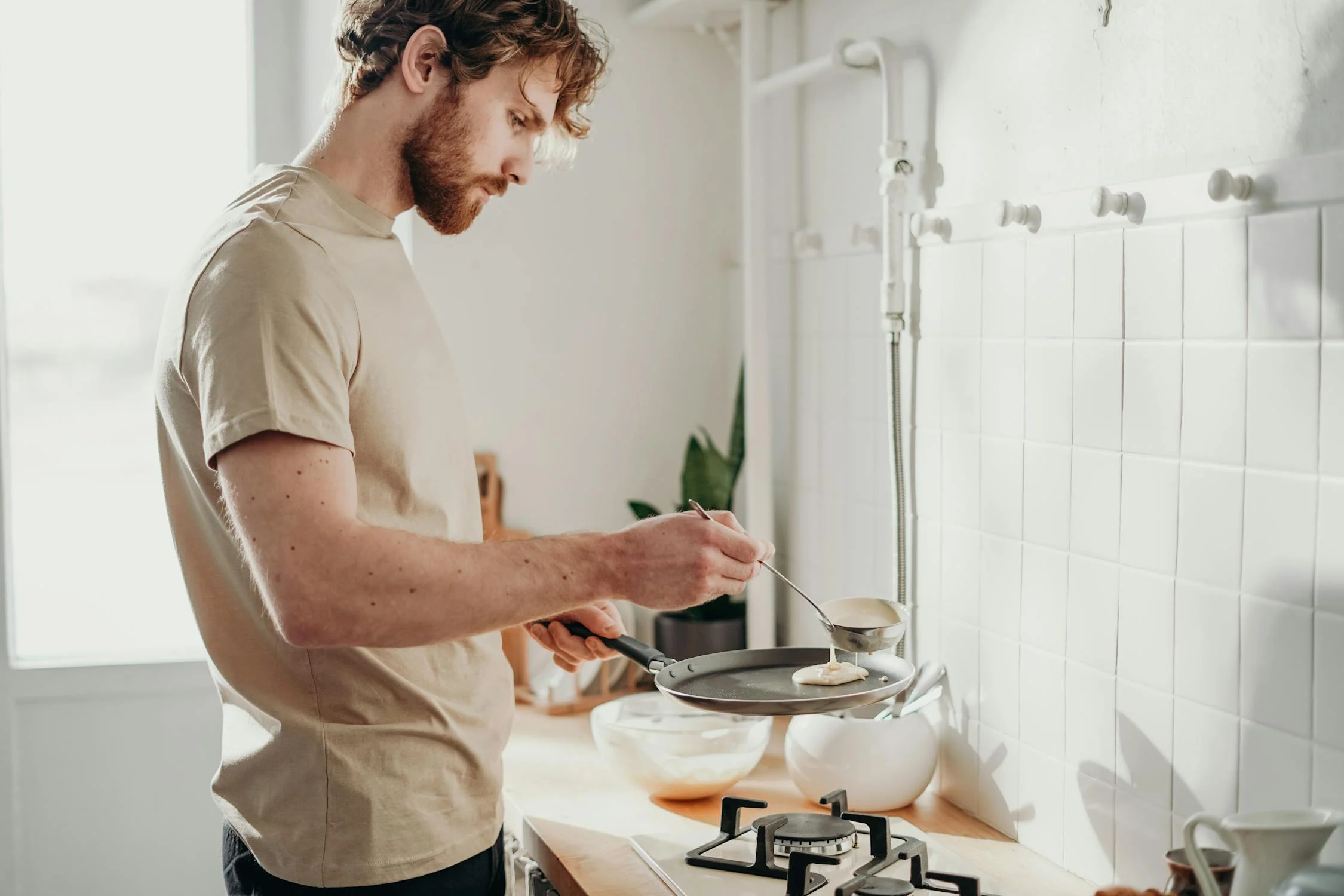 Un homme en train de faire des crêpes | Source : Pexels