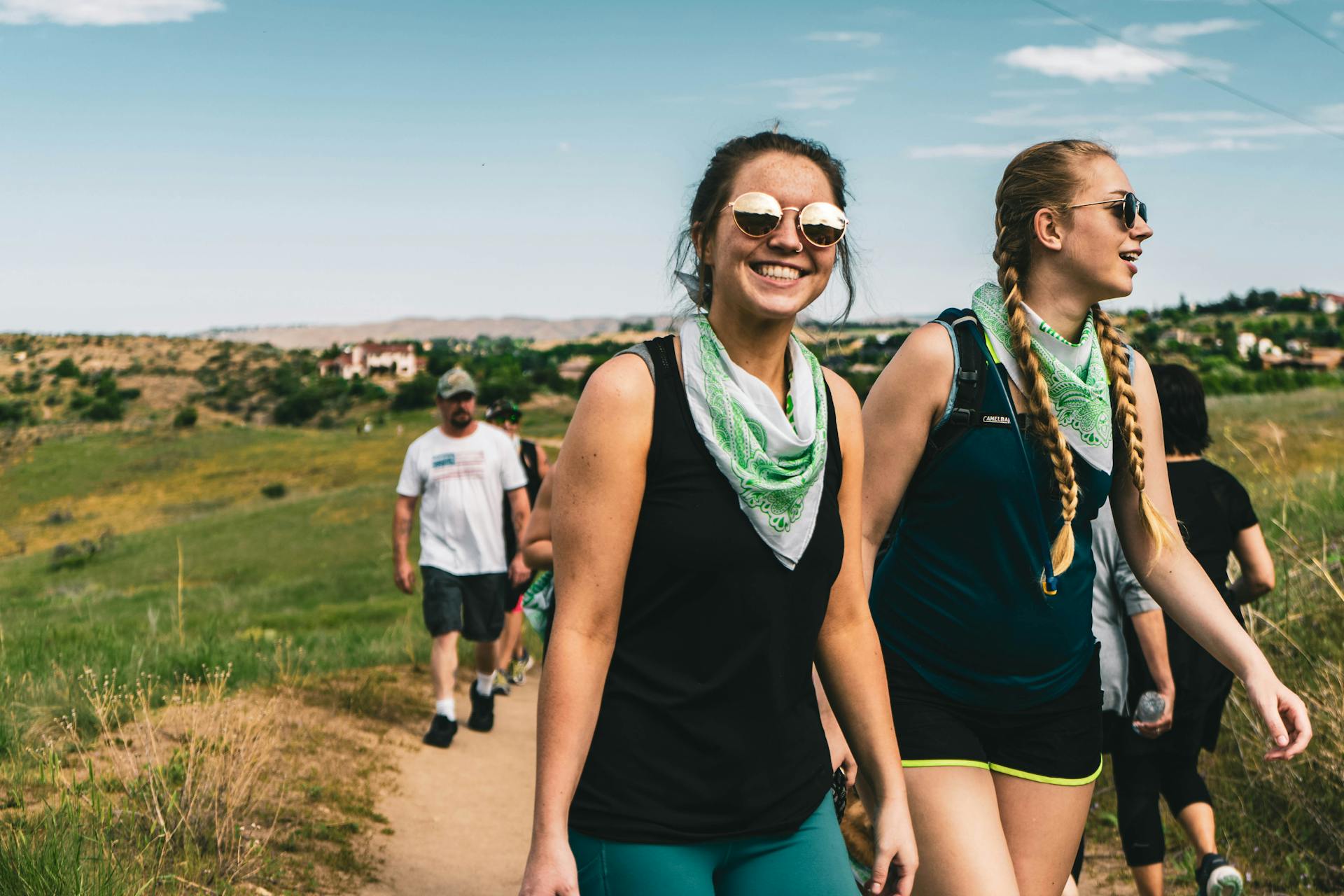Des amis font une randonnée ensemble | Source : Pexels