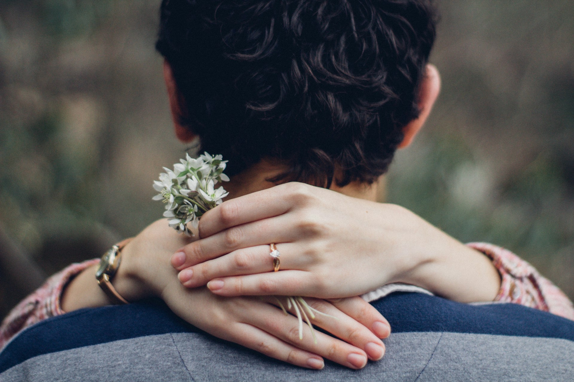 Un couple romantique qui se prend dans les bras | Source : Unsplash