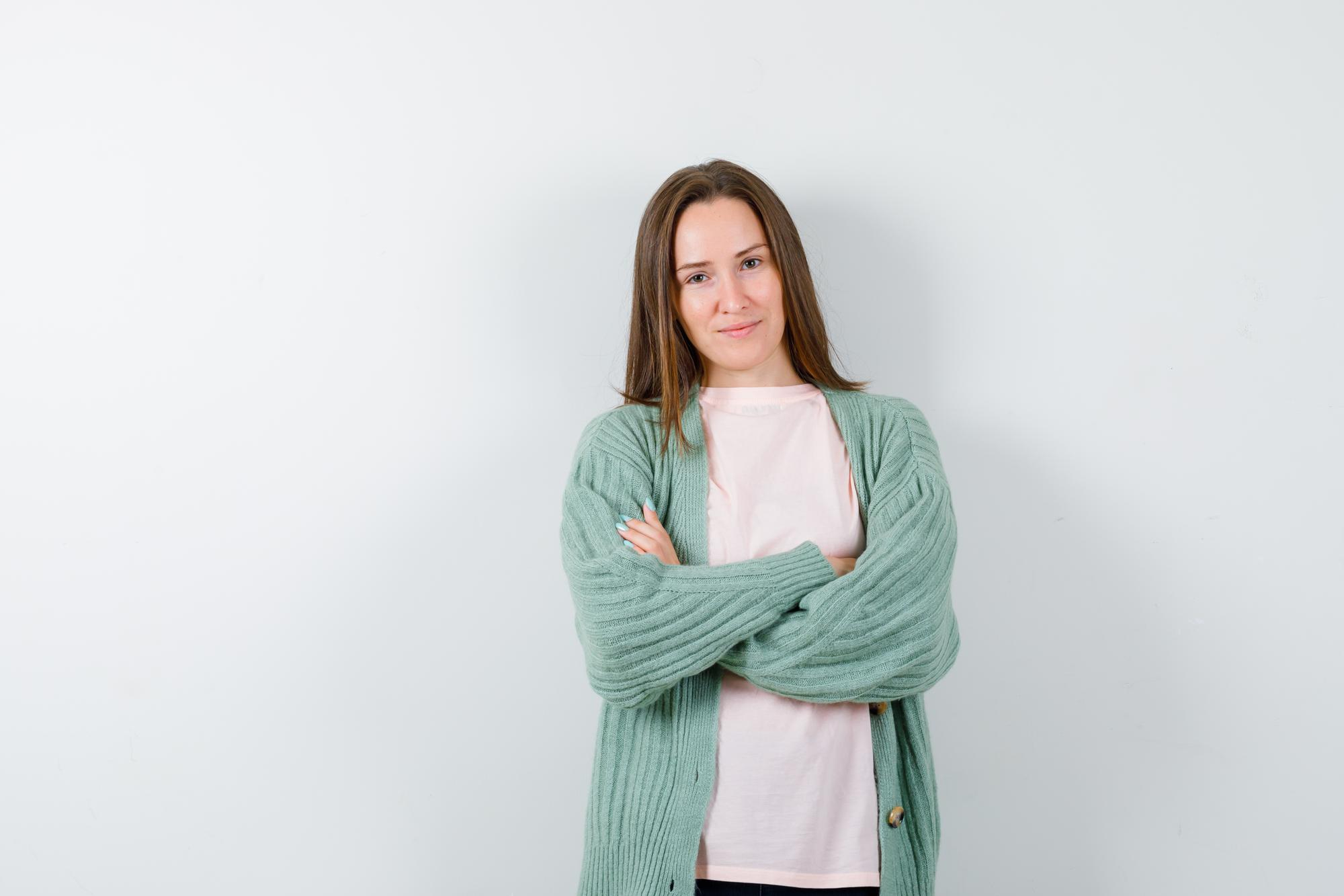 Une femme qui fait valoir son point de vue avec les bras croisés | Source : Freepik