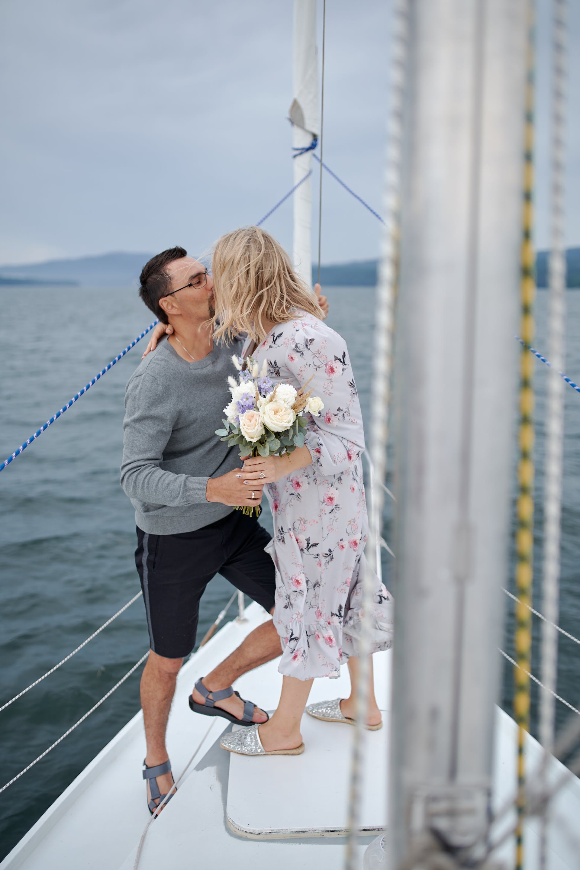 Femme embrassant son petit ami sur un yacht | Source : Pexels