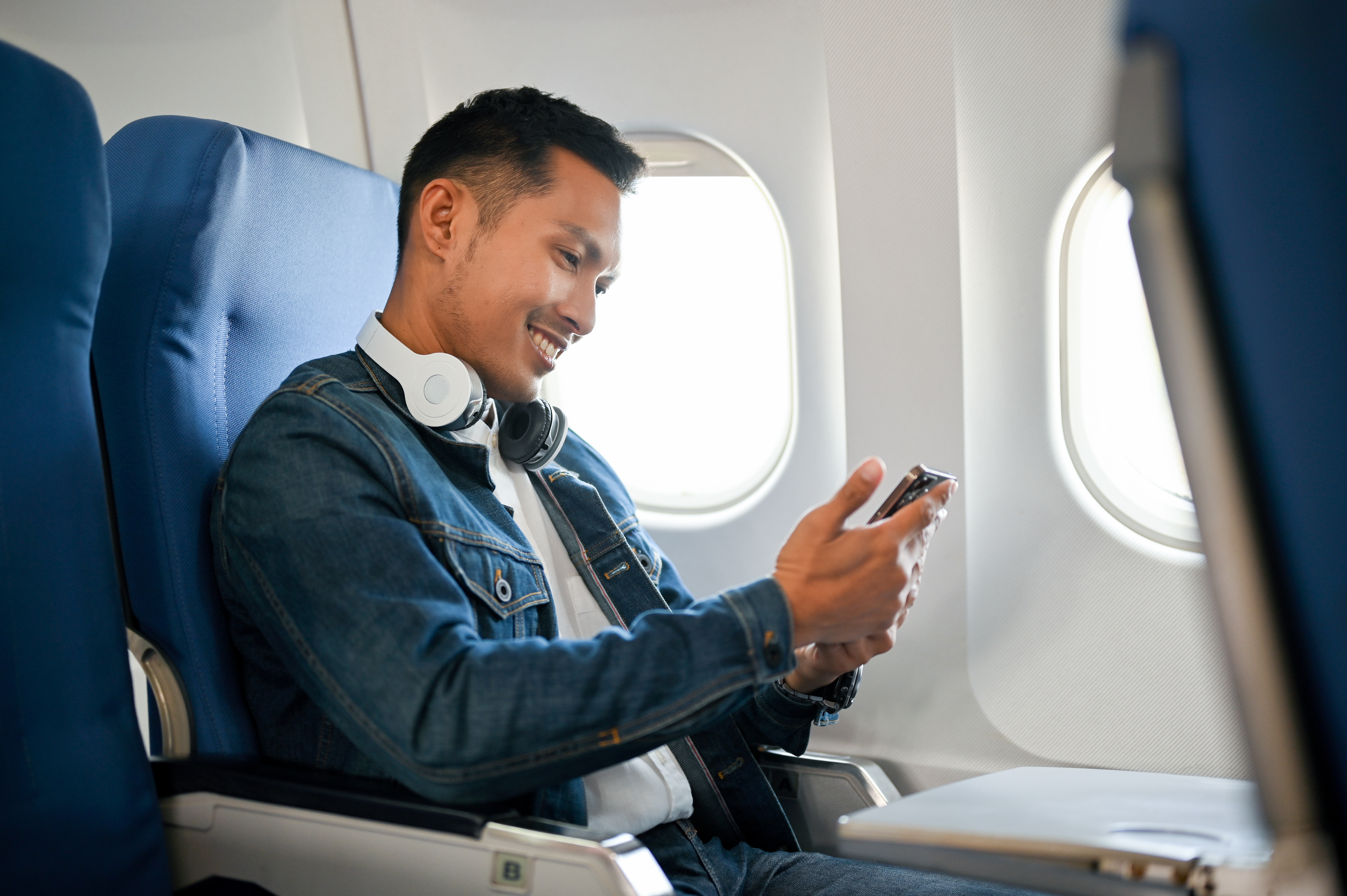 Jeune homme dans un avion | Source : Shutterstock