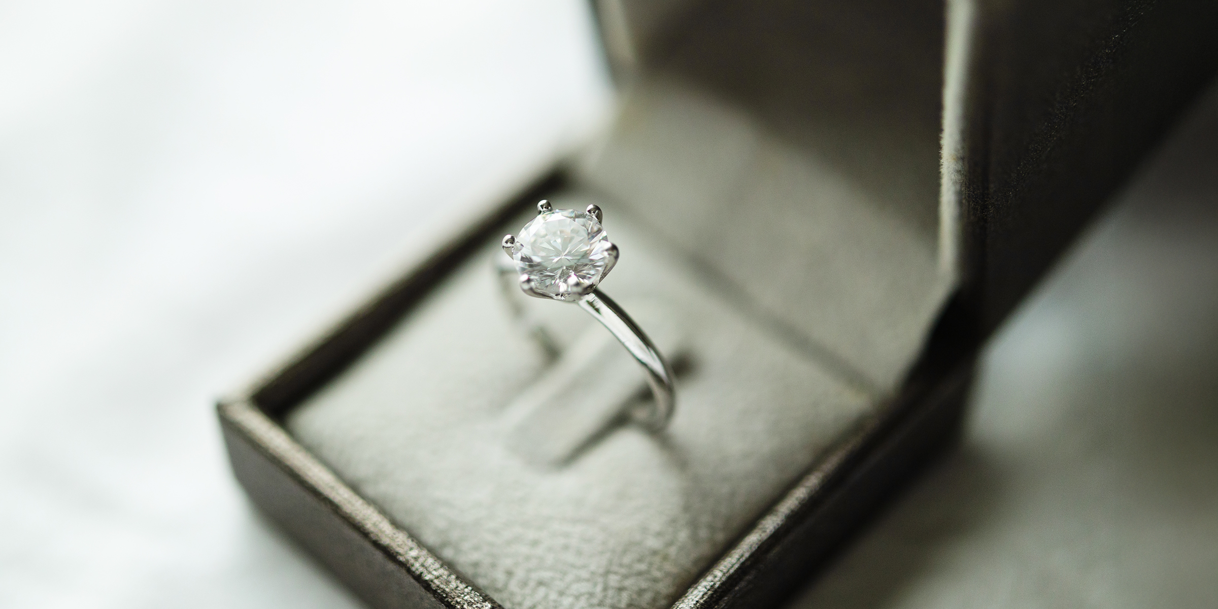 Une bague de fiançailles dans une boîte | Source : Shutterstock