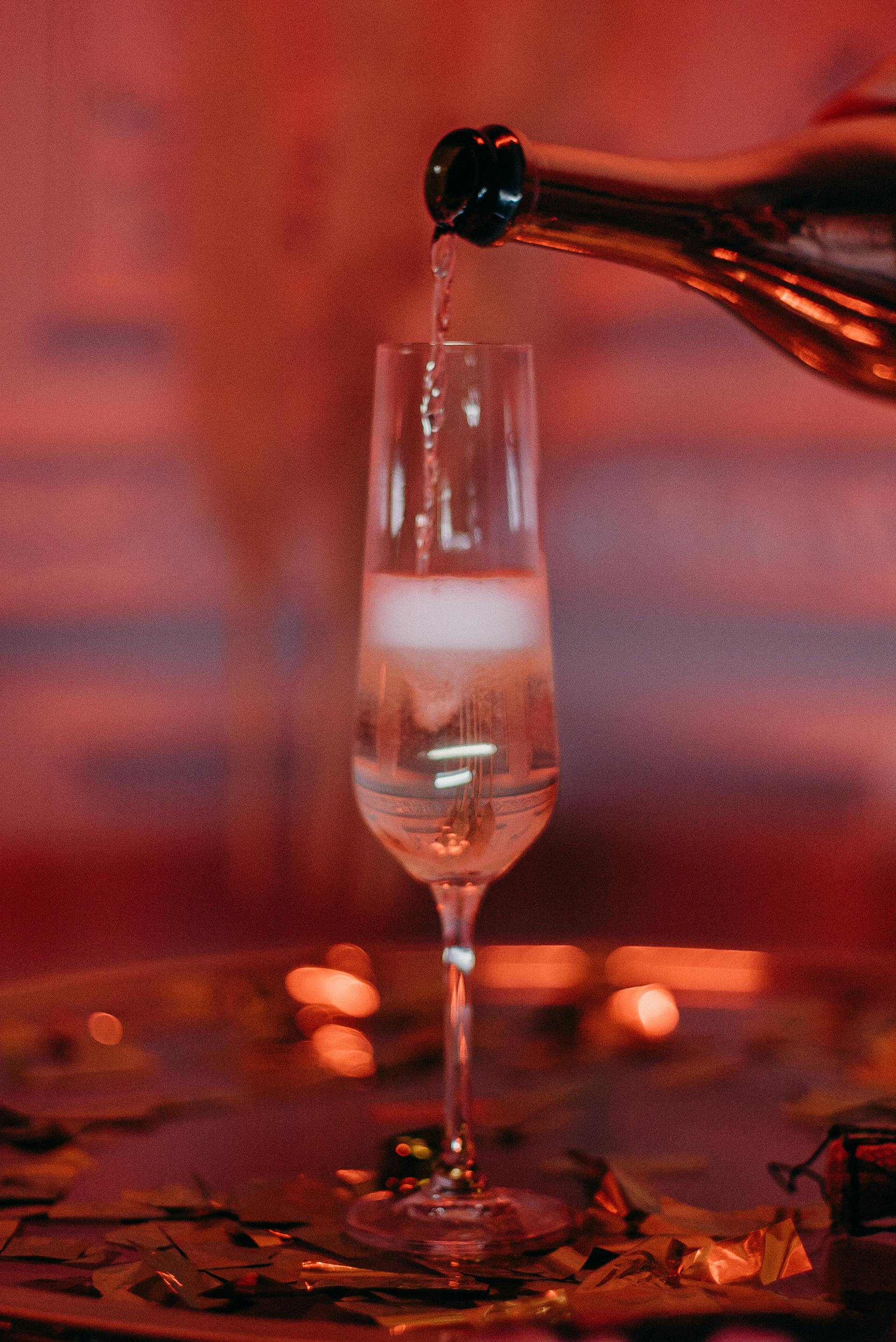 Champagne en train d'être versé | Source : Pexels