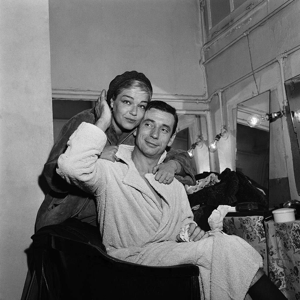 L'actrice française Simone Signoret (1921 - 1985) avec son mari, l'acteur Yves Montand, 1958. | Photo : Getty Images