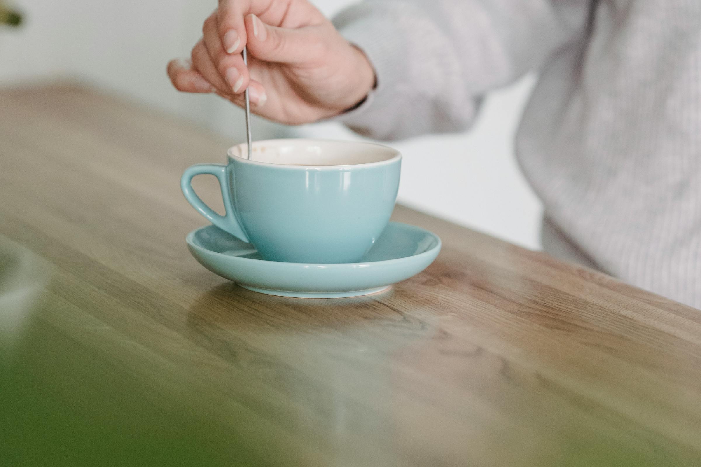 Quelqu'un remuant une tasse de café avec une cuillère | Source : Pexels