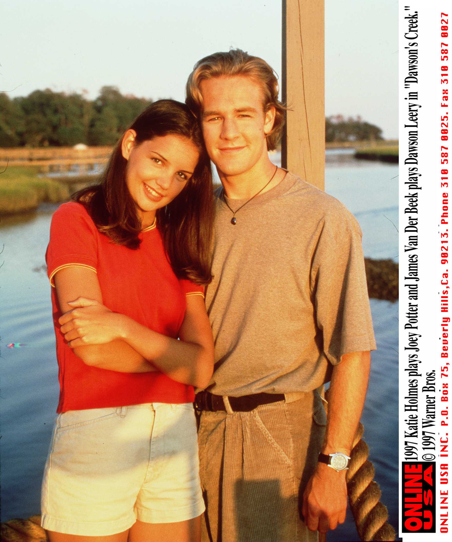Katie Holmes dans le rôle de Joey Potter et James Van Der Beek dans celui de Dawson Leery posent lors d'une séance photo promotionnelle pour « Dawson's Creek » en 1997 | Source : Getty Images