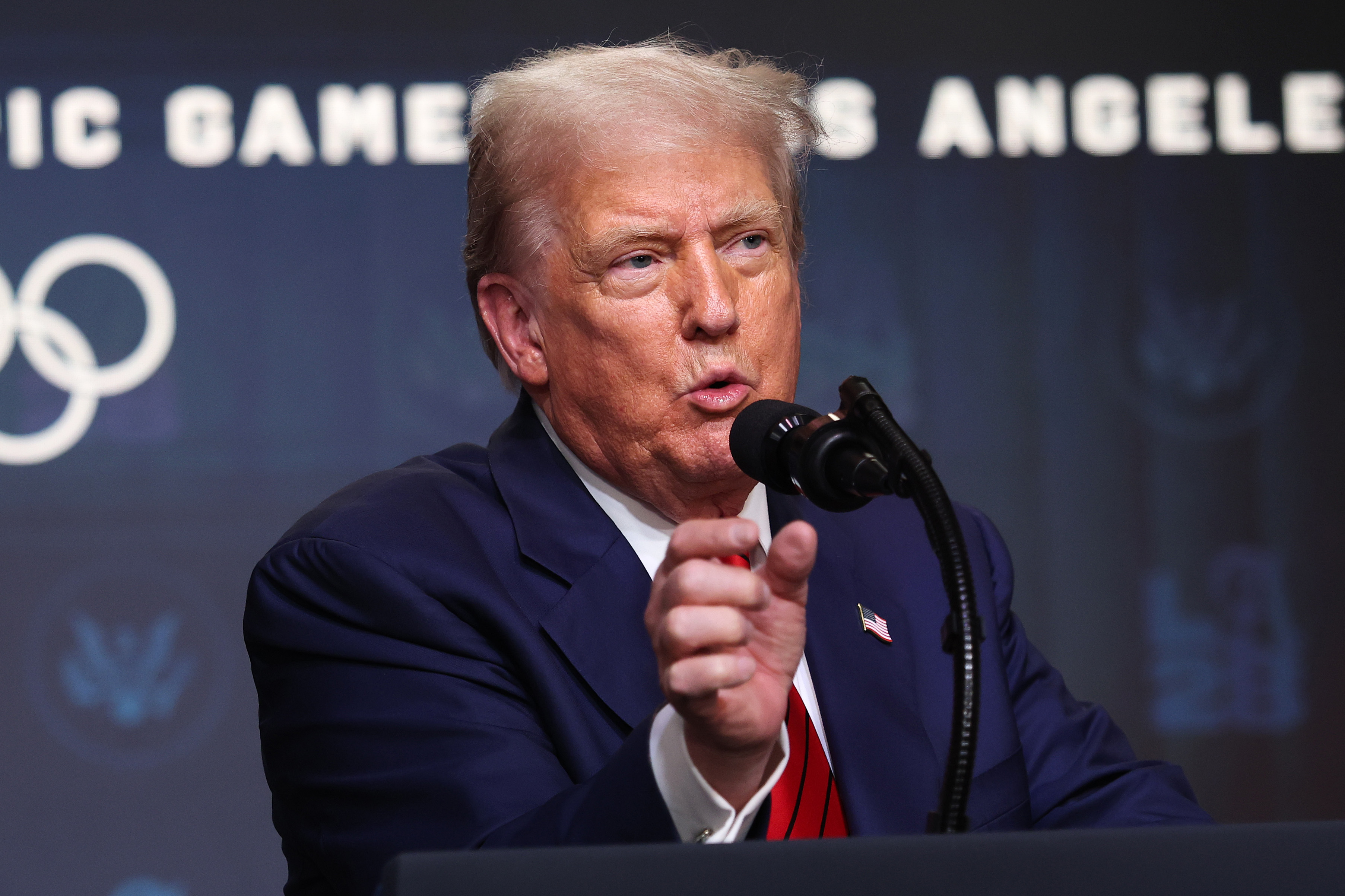 Au micro, Donald Trump s'adresse à la presse après avoir signé un décret dans l'auditorium South Court, dans lequel il expose son projet de parrainer les Jeux olympiques de Los Angeles en 2028.