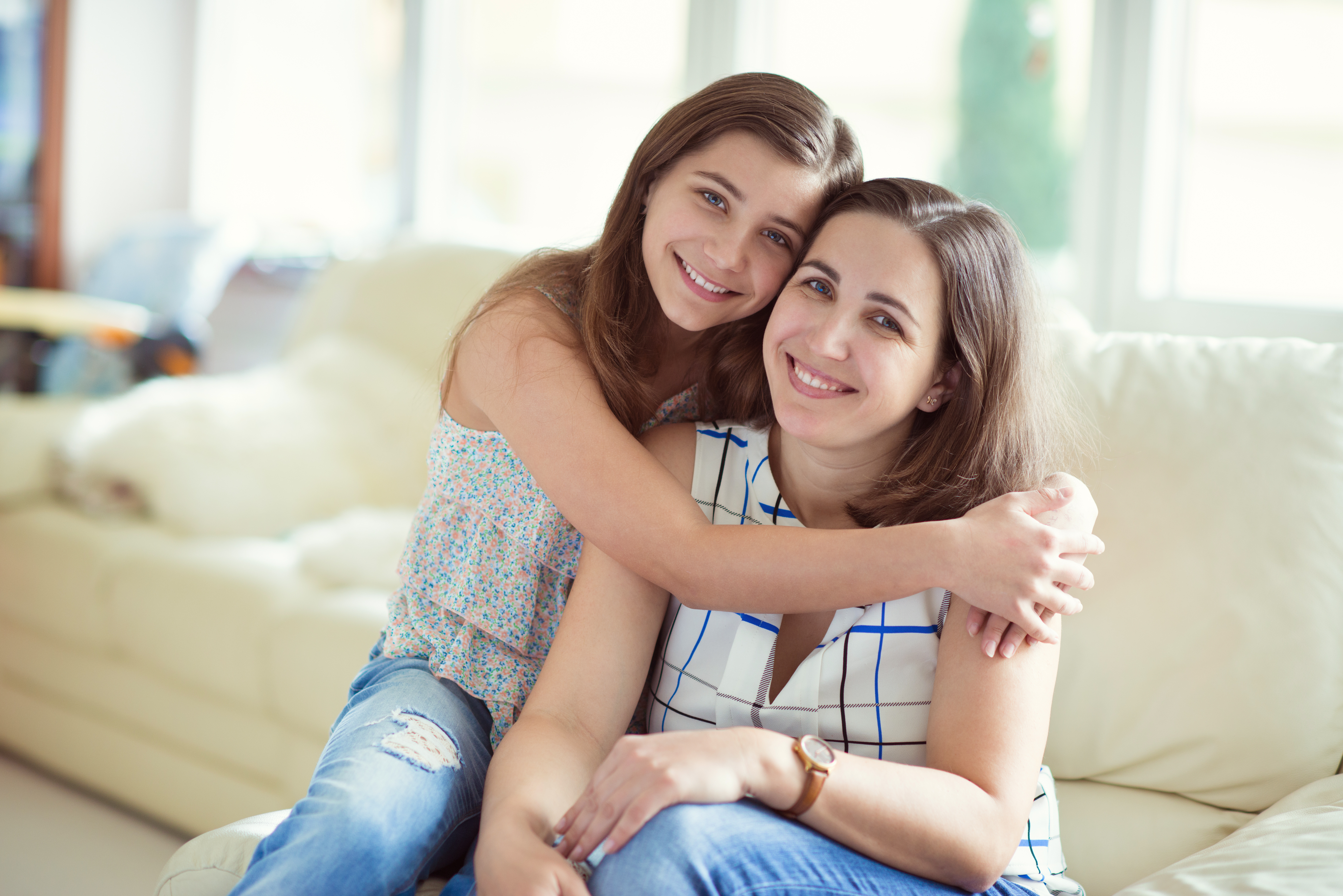 Une adolescente serre sa mère dans ses bras | Source : Shutterstock