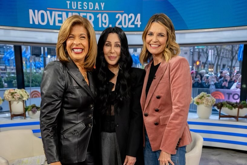 Hoda Kotb, Cher et Savannah Guthrie sur le "Today Show", extrait d'un post daté du 19 novembre 2024 | Source : Instagram/hodakotb