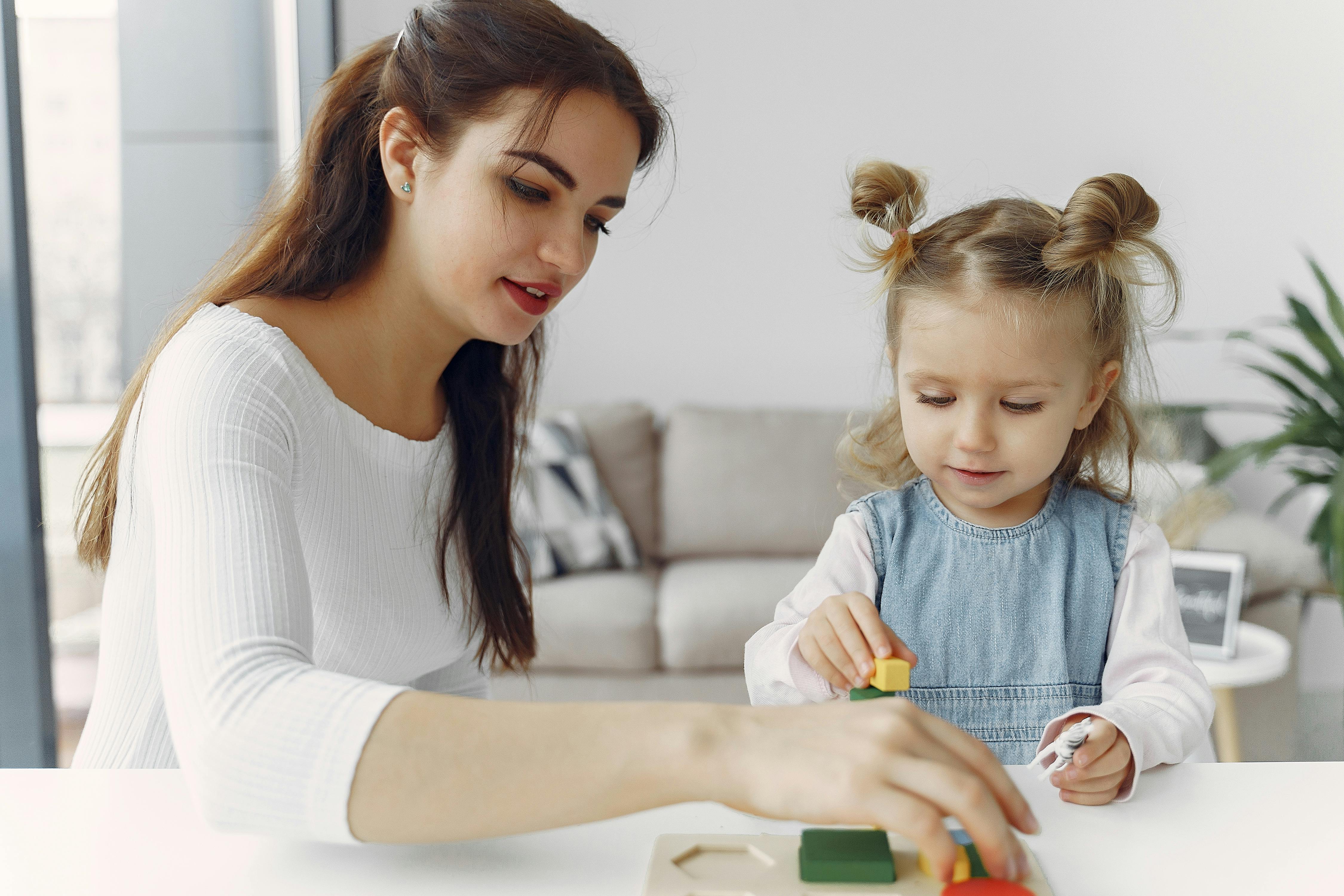 Une femme qui fait du babysitting | Source : Pexels