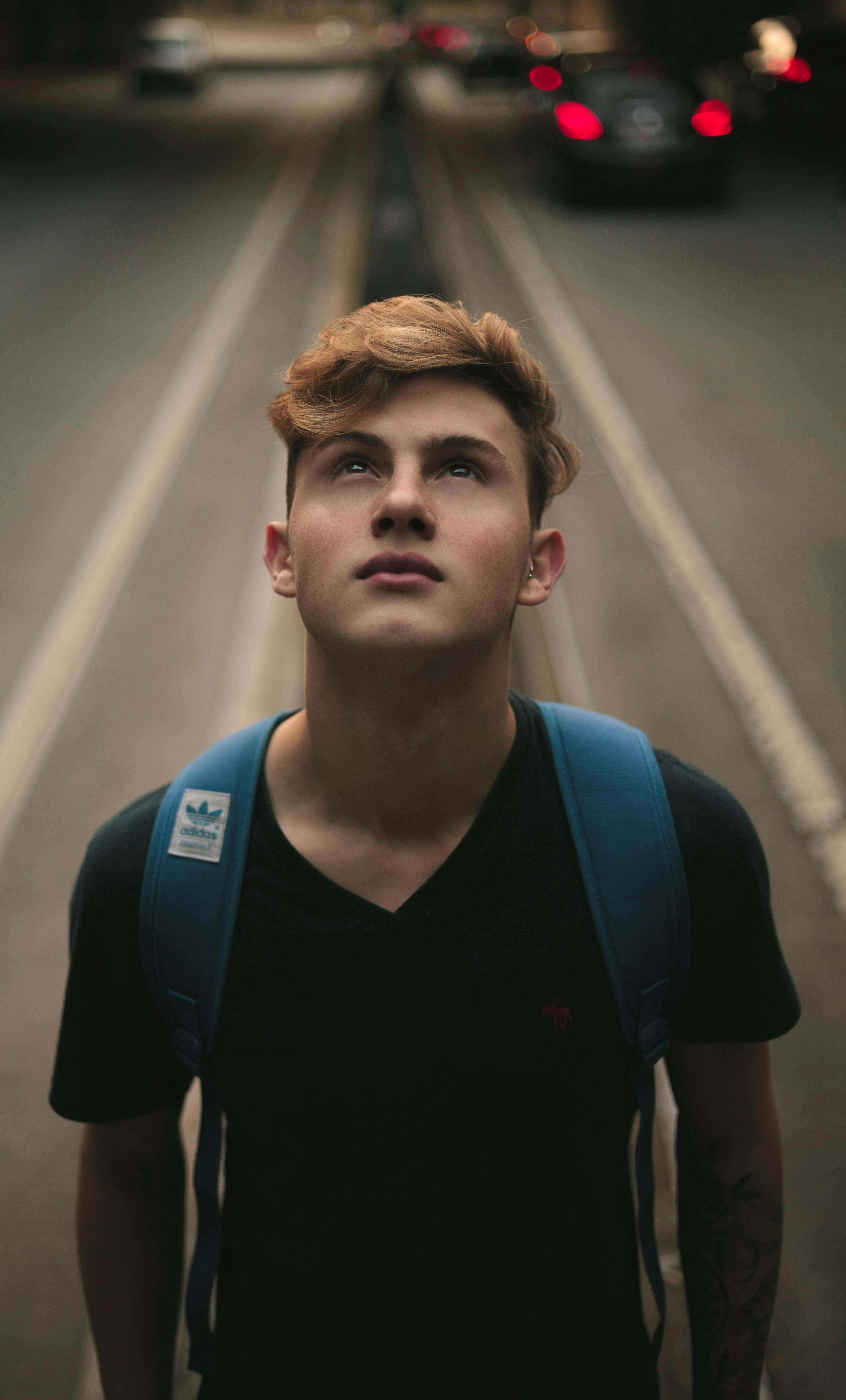 Un adolescent sur la route | Source : Pexels