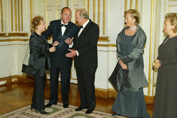 Annie Cordy s'entretient avec le roi Albert de Belgique et le président Jacques Chirac. | Photo : Getty Images