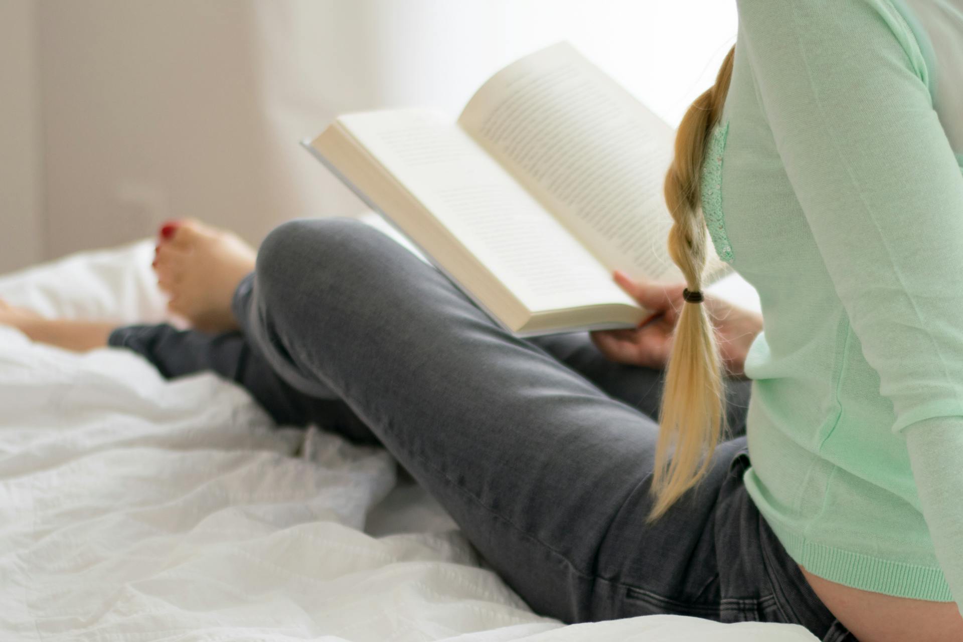 Une femme lisant un livre | Source : Pexels