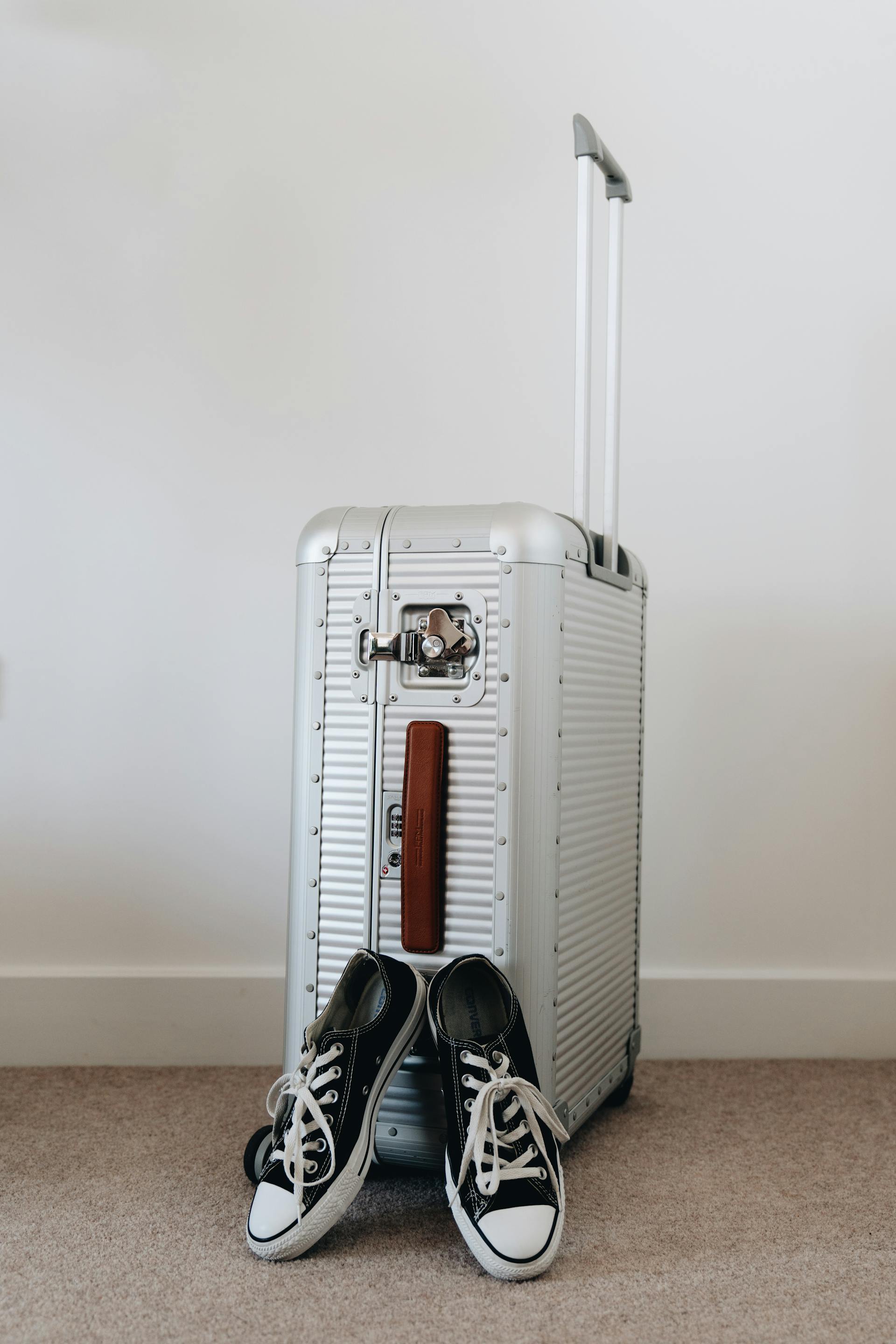 Une valise et une paire de baskets | Source : Pexels