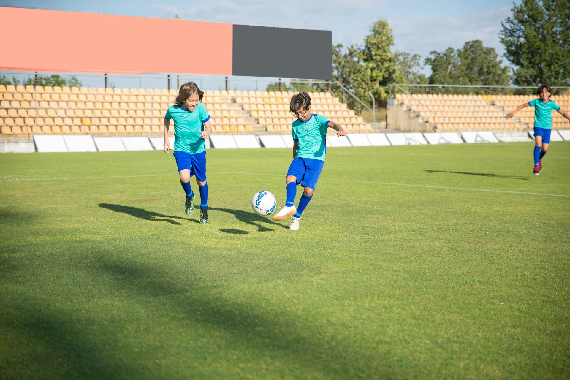 Des enfants jouent au football | Source : Pexels