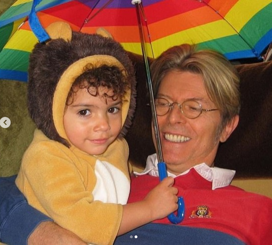 Alexandra Jones avec son papa David Bowie, comme on le voit dans un post de carrousel daté du 11 janvier 2023 | Source : Instagram/ _p0odle_