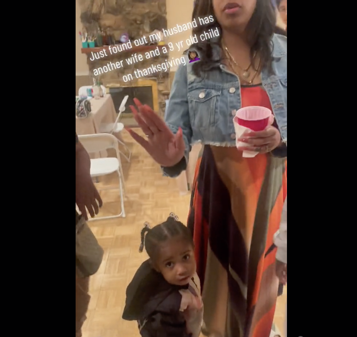 Un extrait de la vidéo montrant @CurbservnTV découvrant que son mari avait une famille secrète à Thanksgiving 2022 | Source : tiktok.com/@curbservn1