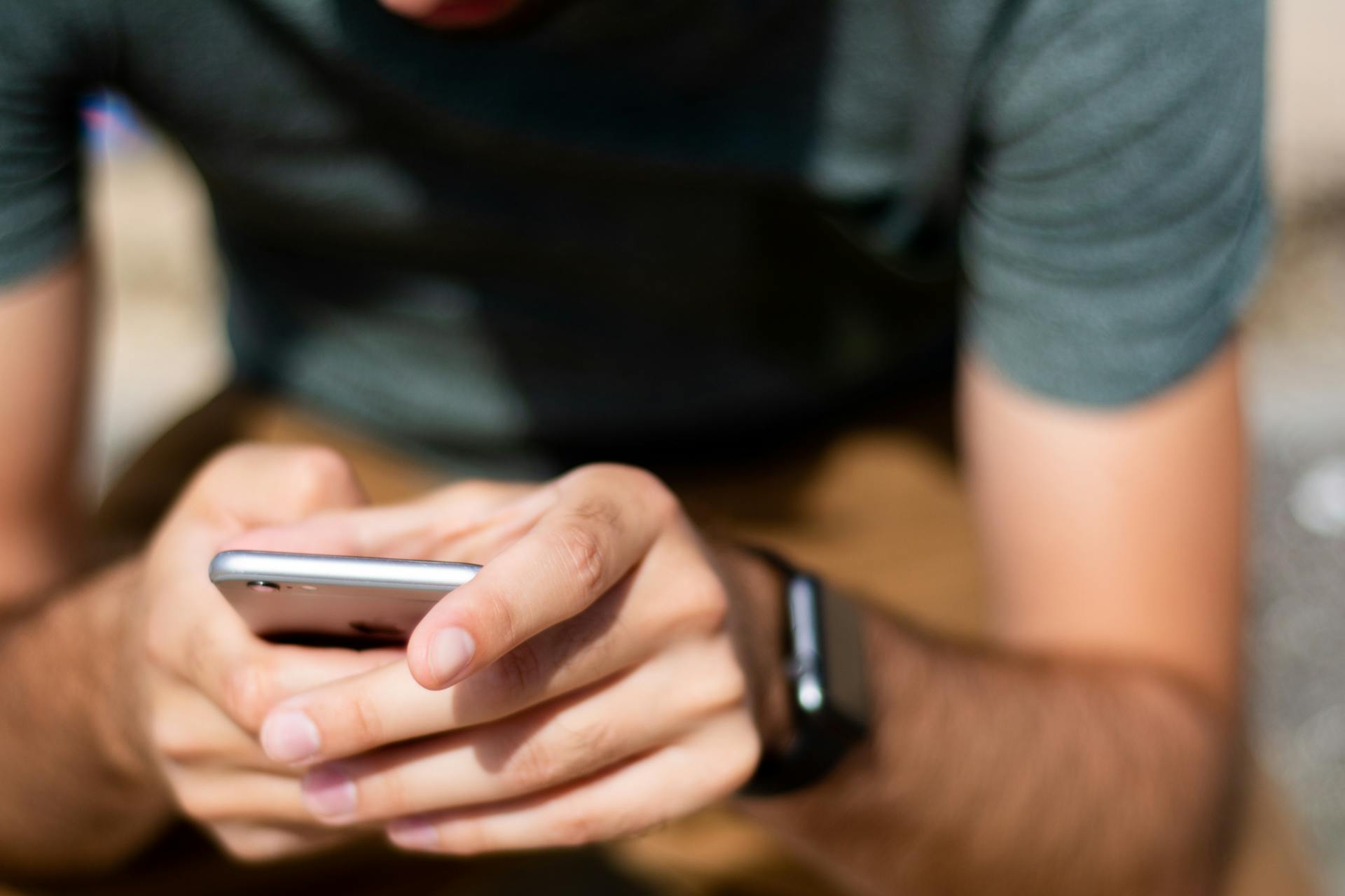 Un homme utilisant son téléphone | Source : Pexels
