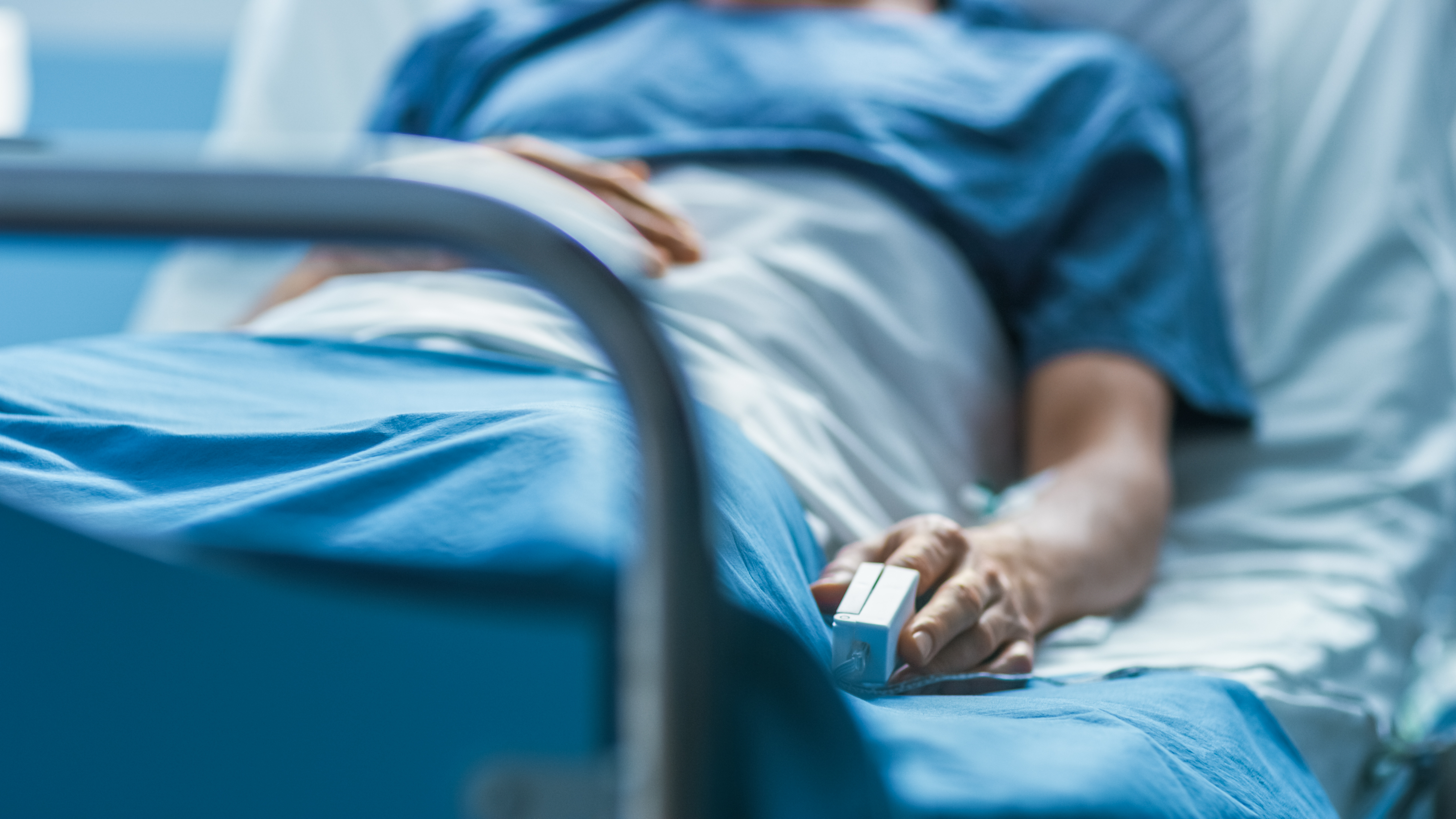 Un patient de sexe masculin souffrant dans un lit d'hôpital | Source : Getty Images