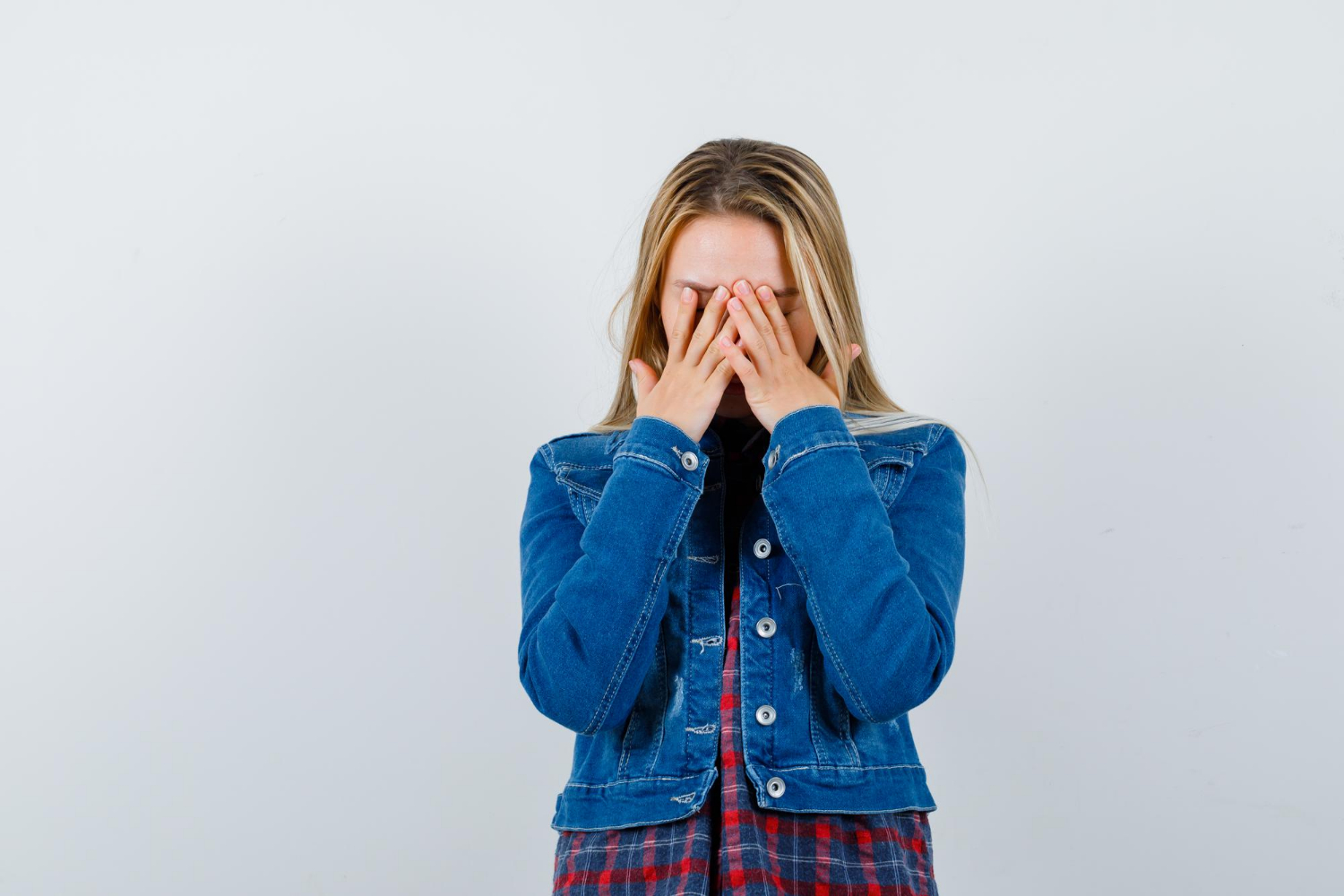 Une jeune fille déprimée | Source : Freepik