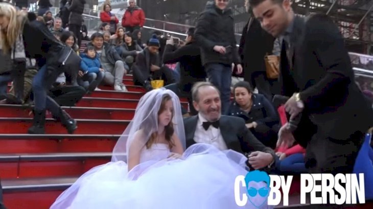 Une jeune fille de 65 ans essaie d'épouser une fille de 12 ans à New York | source : YouTube/Coby Persin