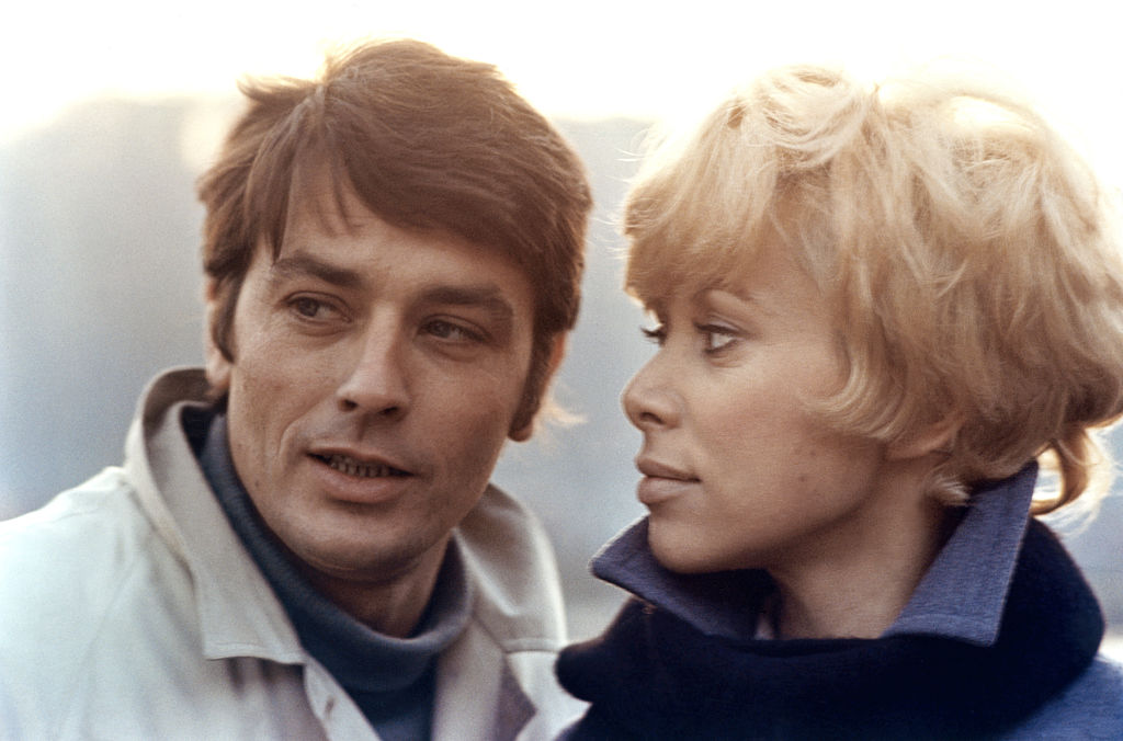 Les acteurs français Alain Delon et Mireille Darc sur le plateau de Jeff, réalisé par Jean Herman. | Source : Getty Images