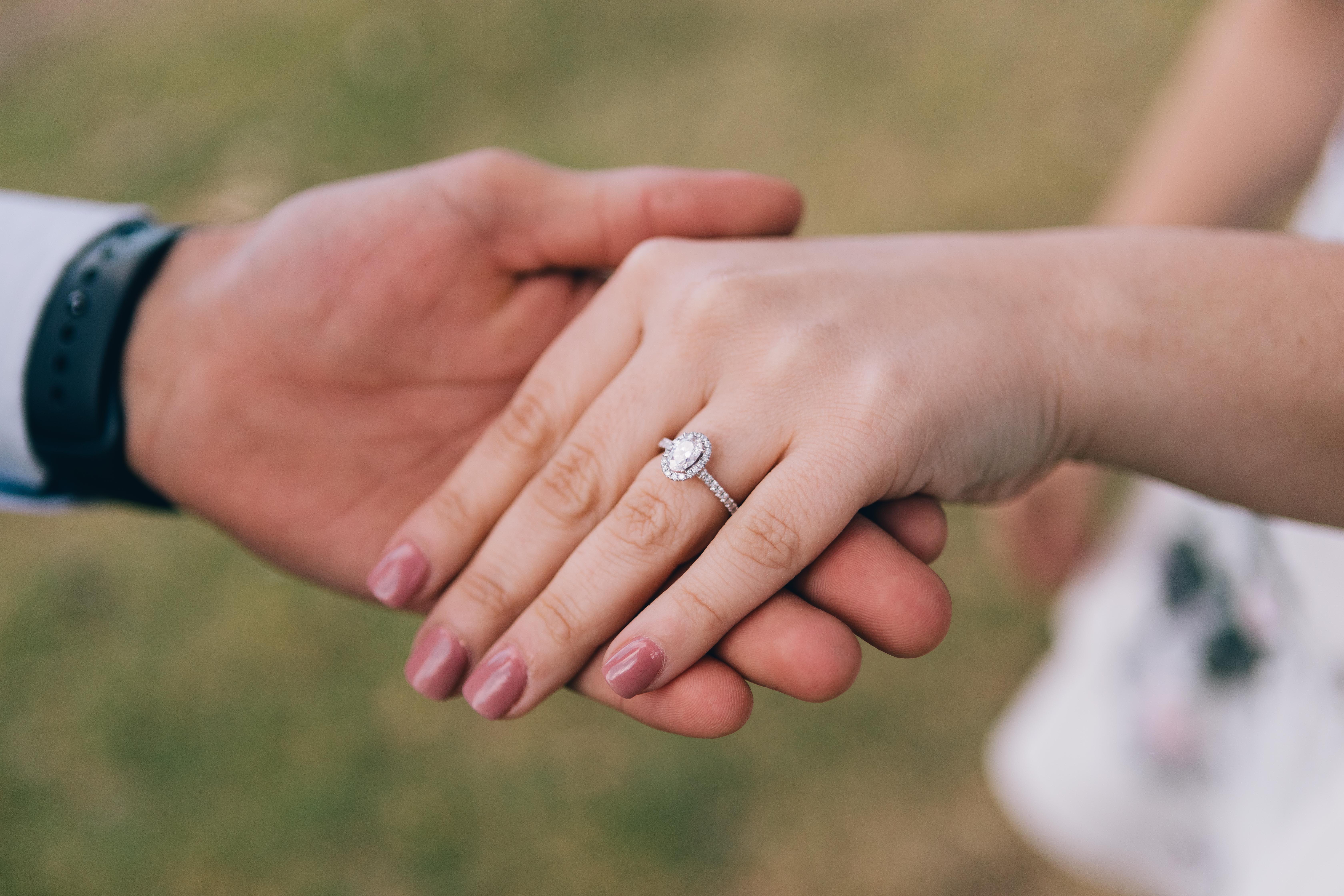 Jessica s'est fiancée à l'homme de ses rêves, et ils ont immédiatement commencé à planifier leur mariage de conte de fées. | Source : Pexels