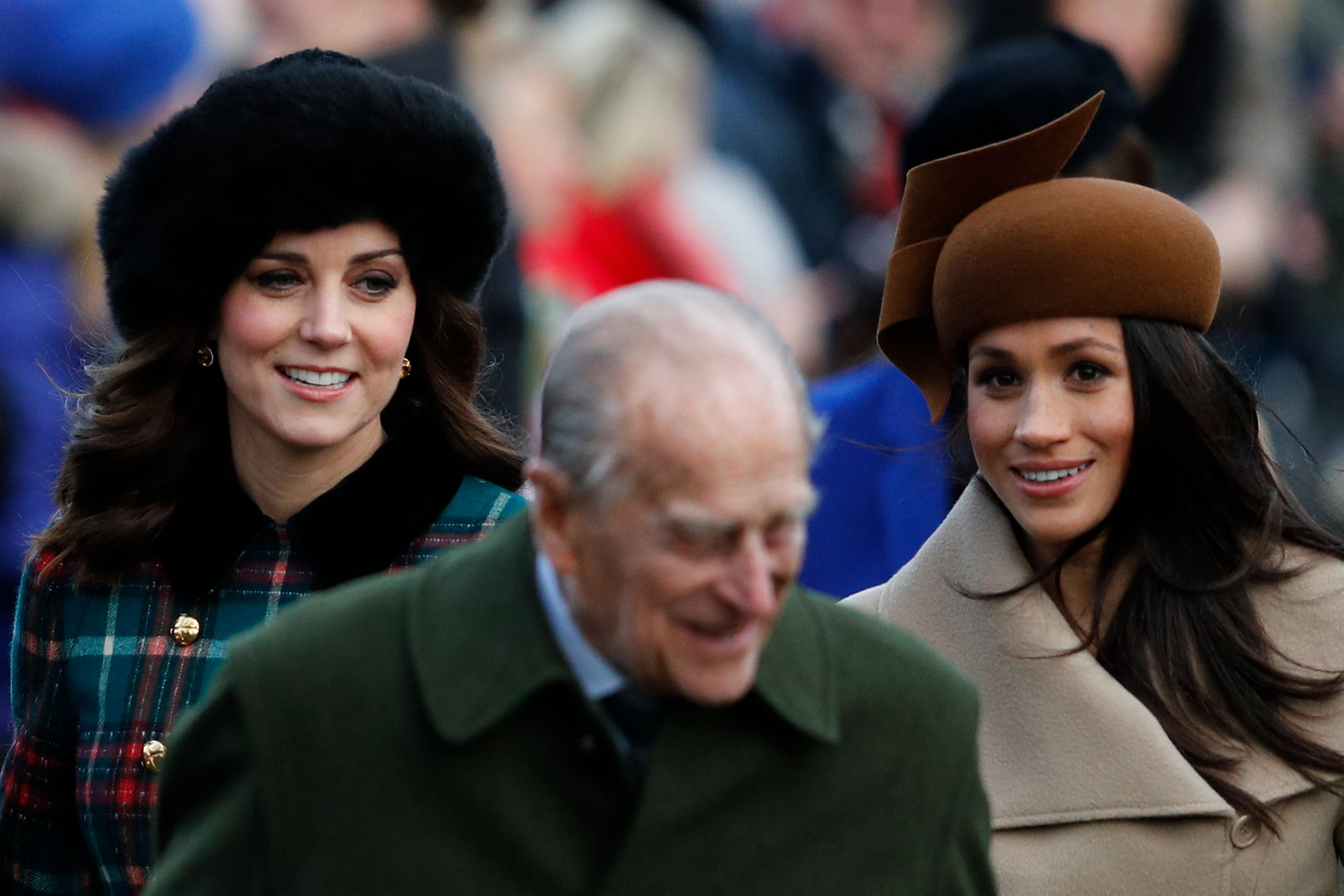 La duchesse Kate, le prince Philip et Meghan Markle lors du traditionnel service religieux de la famille royale le jour de Noël à Sandringham, Norfolk, le 25 décembre 2017. | Source : Getty Images