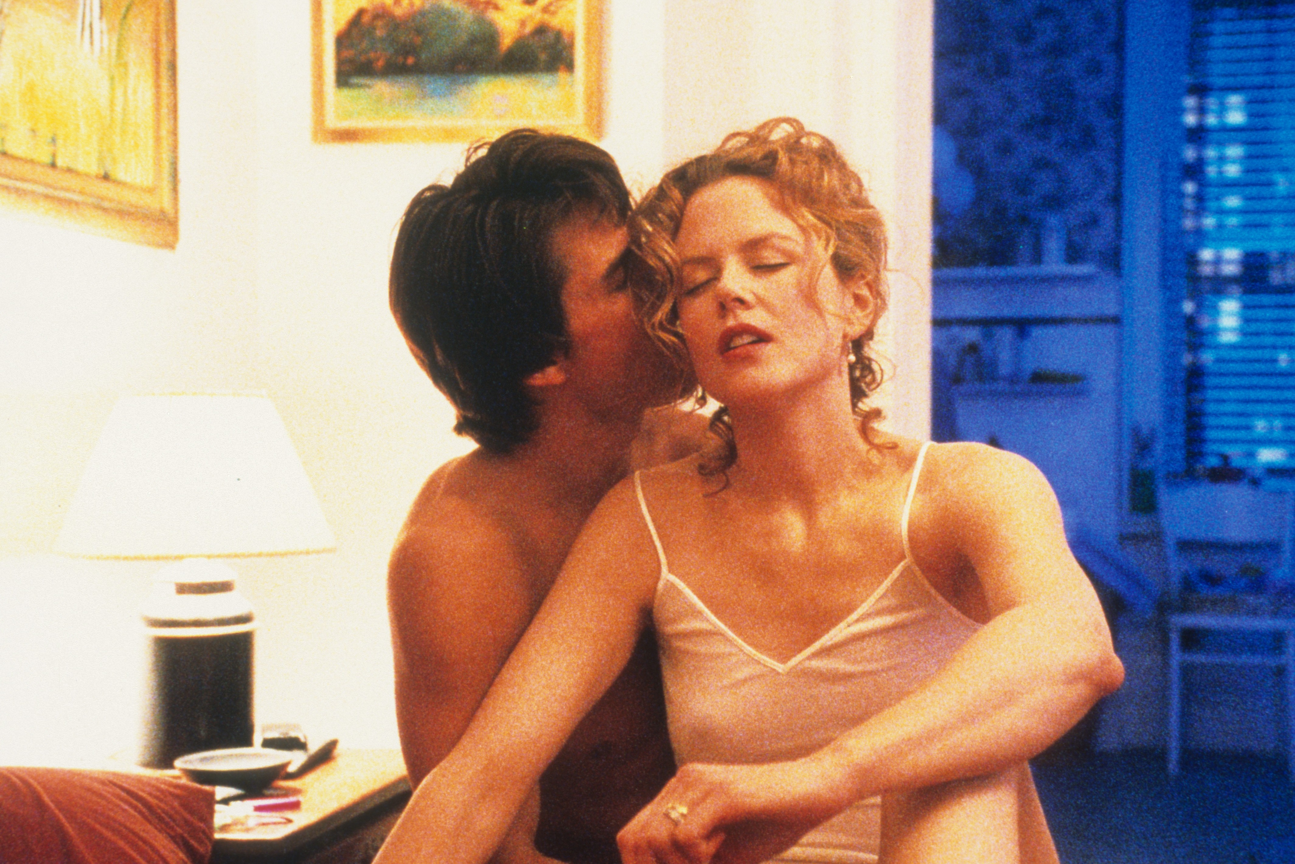 Tom Cruise embrasse Nicole Kidman dans une scène du film 'Eyes Wide Shut', 1999 | Source : Getty Images