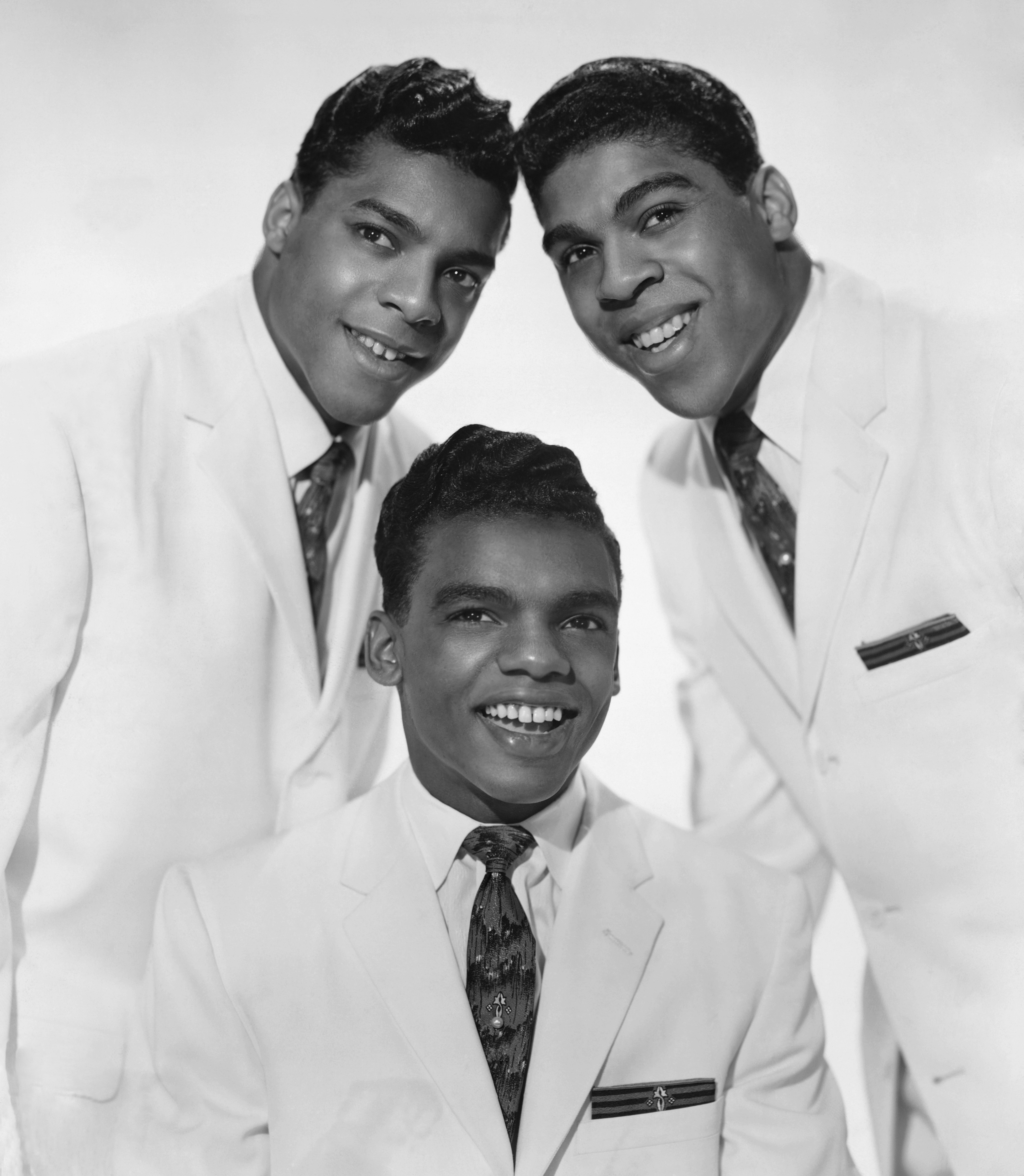 Les Isley Brothers posent pour un portrait à New York en 1962 | Source : Getty Images