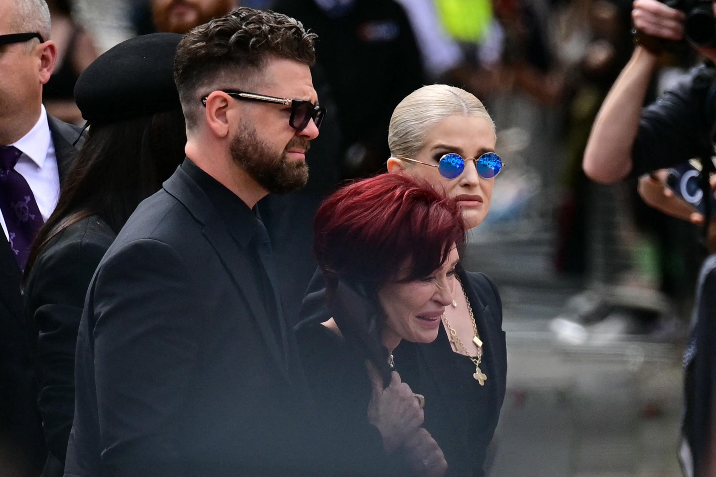 Sharon, Jack et Kelly Osbourne sur le pont de Black Sabbath lors d'une procession funéraire pour Ozzy à Birmingham le 30 juillet 2025 | Source : Getty Images